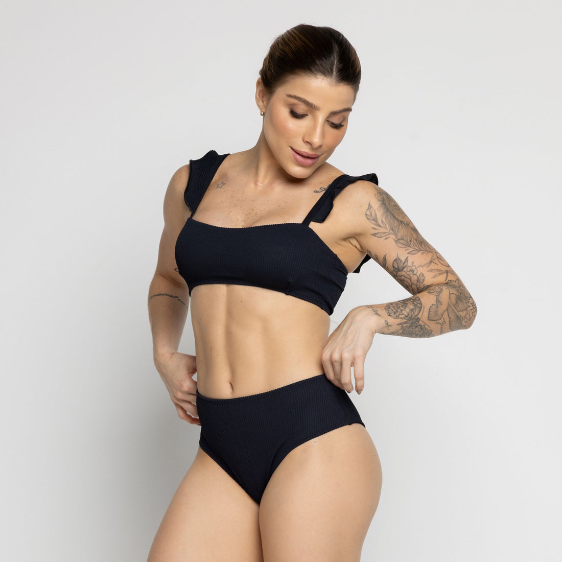 Biquíni Hot Pants Texturizado Com Babado Preto - VEKYO