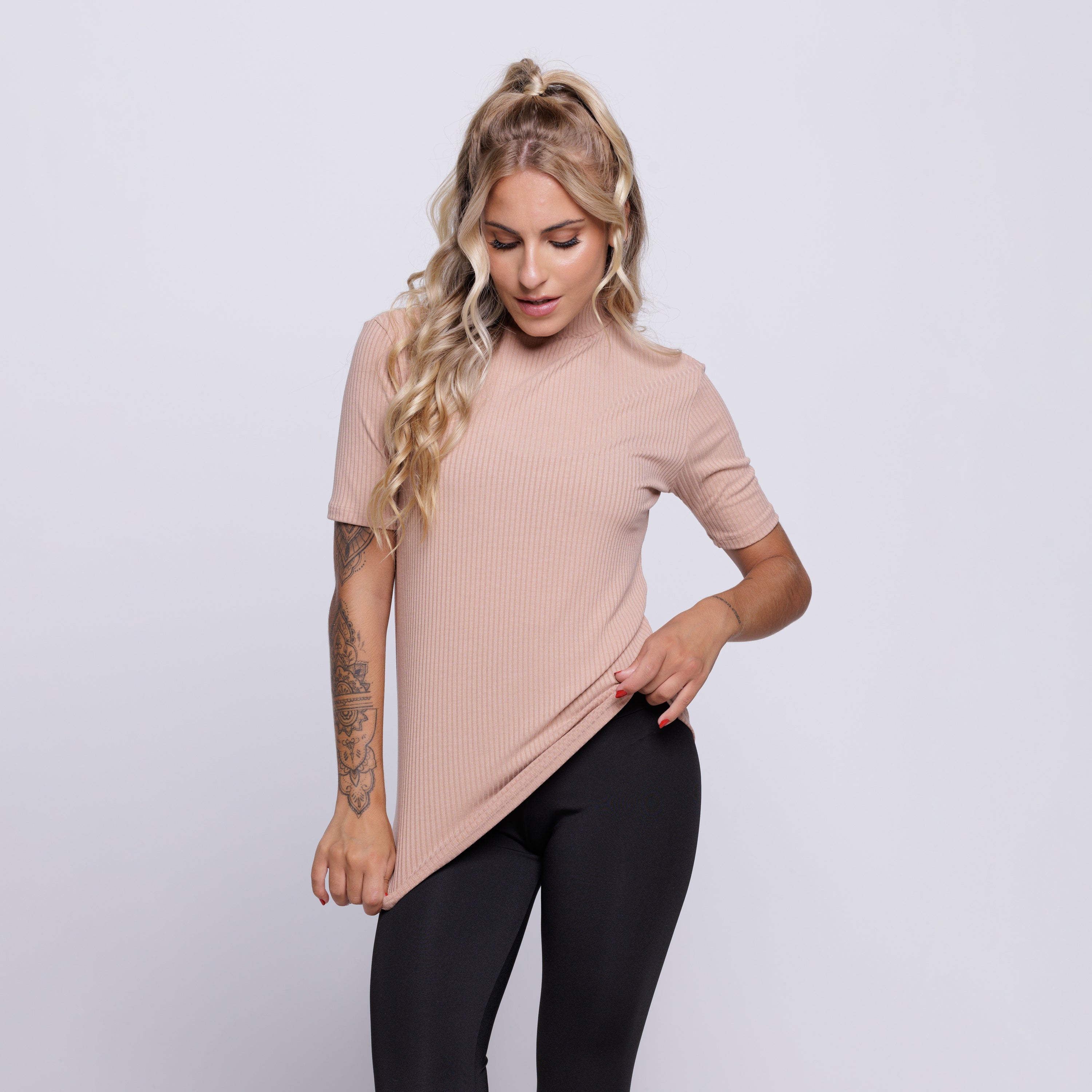 Blusa Canelada Gola Alta Manga Curta Bege - VEKYO