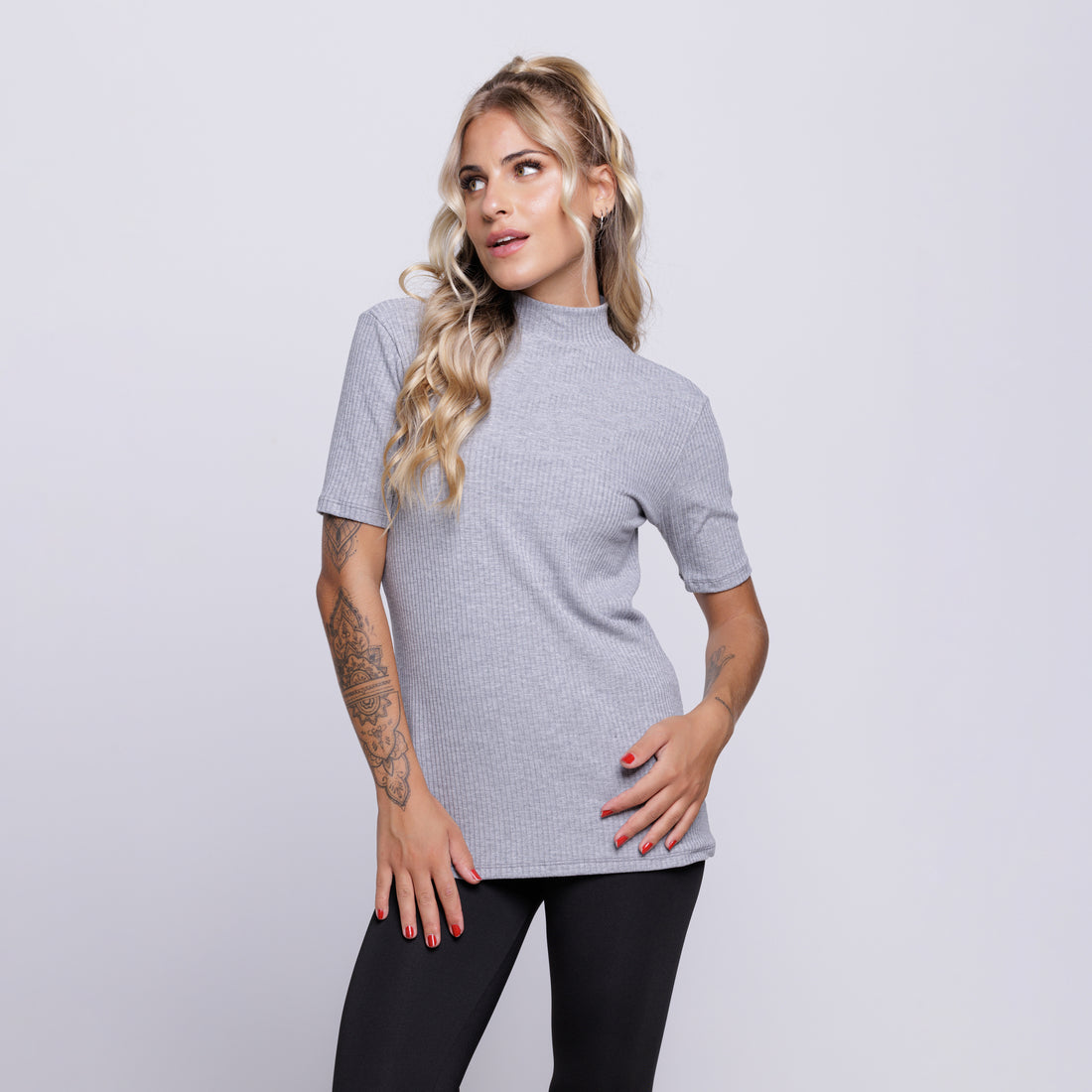 Blusa Canelada Gola Alta Manga Curta Cinza - VEKYO