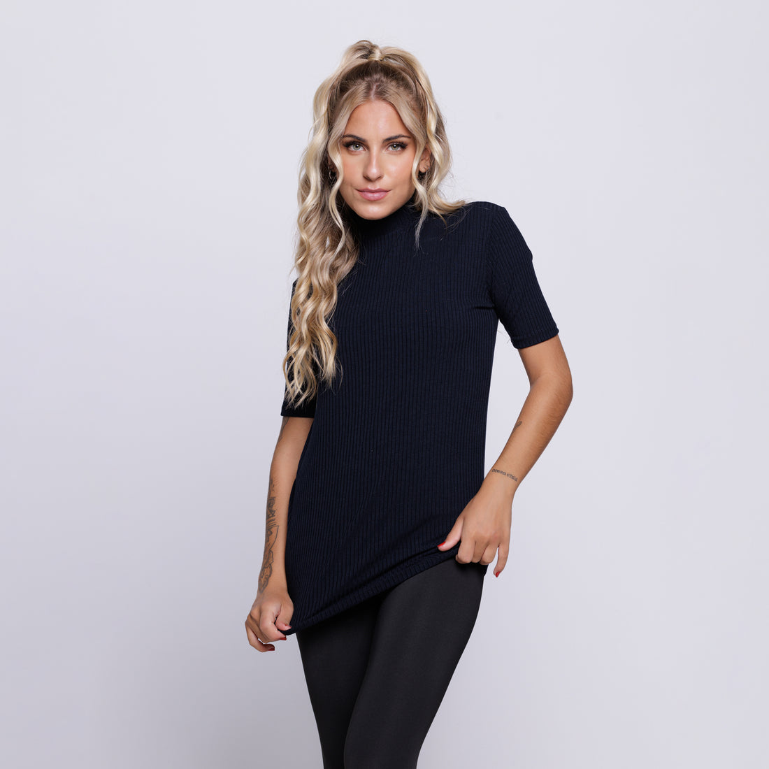 Blusa Canelada Gola Alta Manga Curta Preta - VEKYO