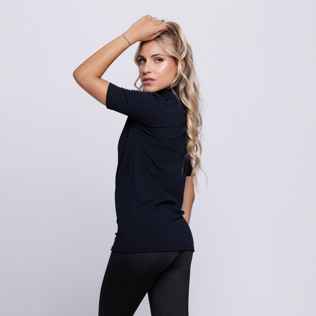 Blusa Canelada Gola Alta Manga Curta Preta - VEKYO