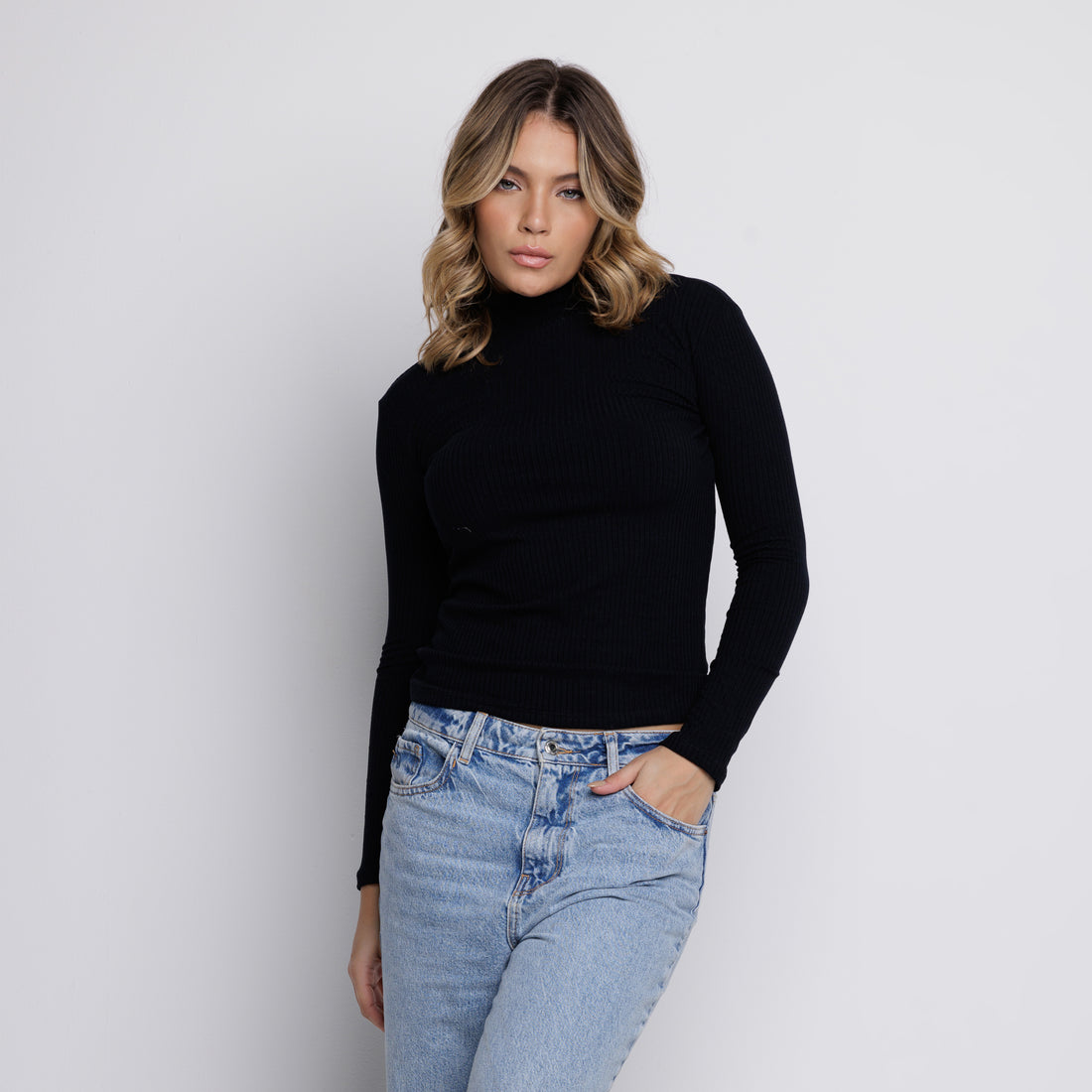 Blusa Canelada Gola Alta Manga Longa Preto - VEKYO