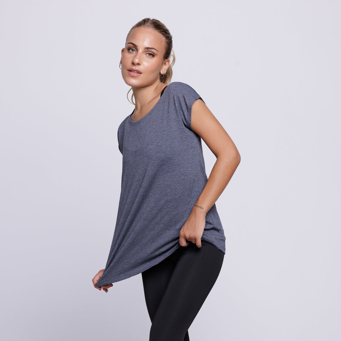 Blusa Fitness Furadinha Chumbo - VEKYO