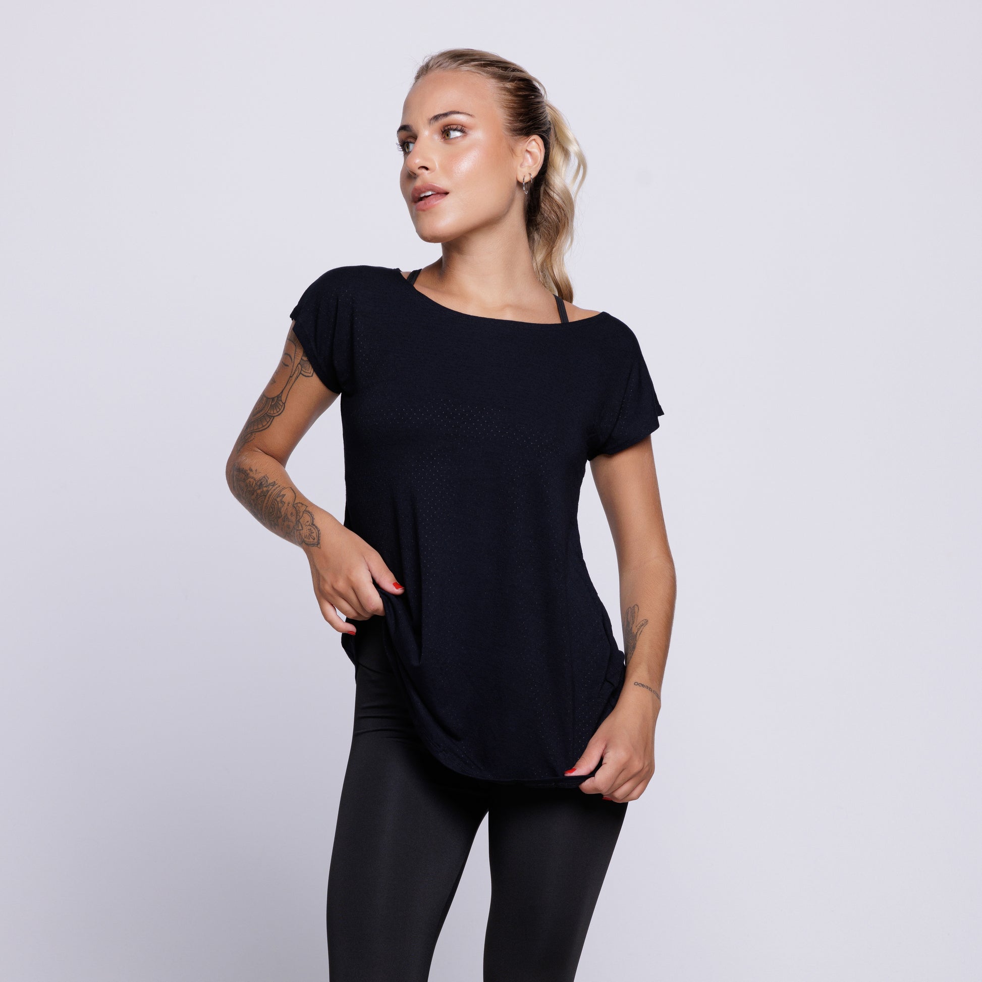 Blusa Fitness Furadinha Preto - VEKYO