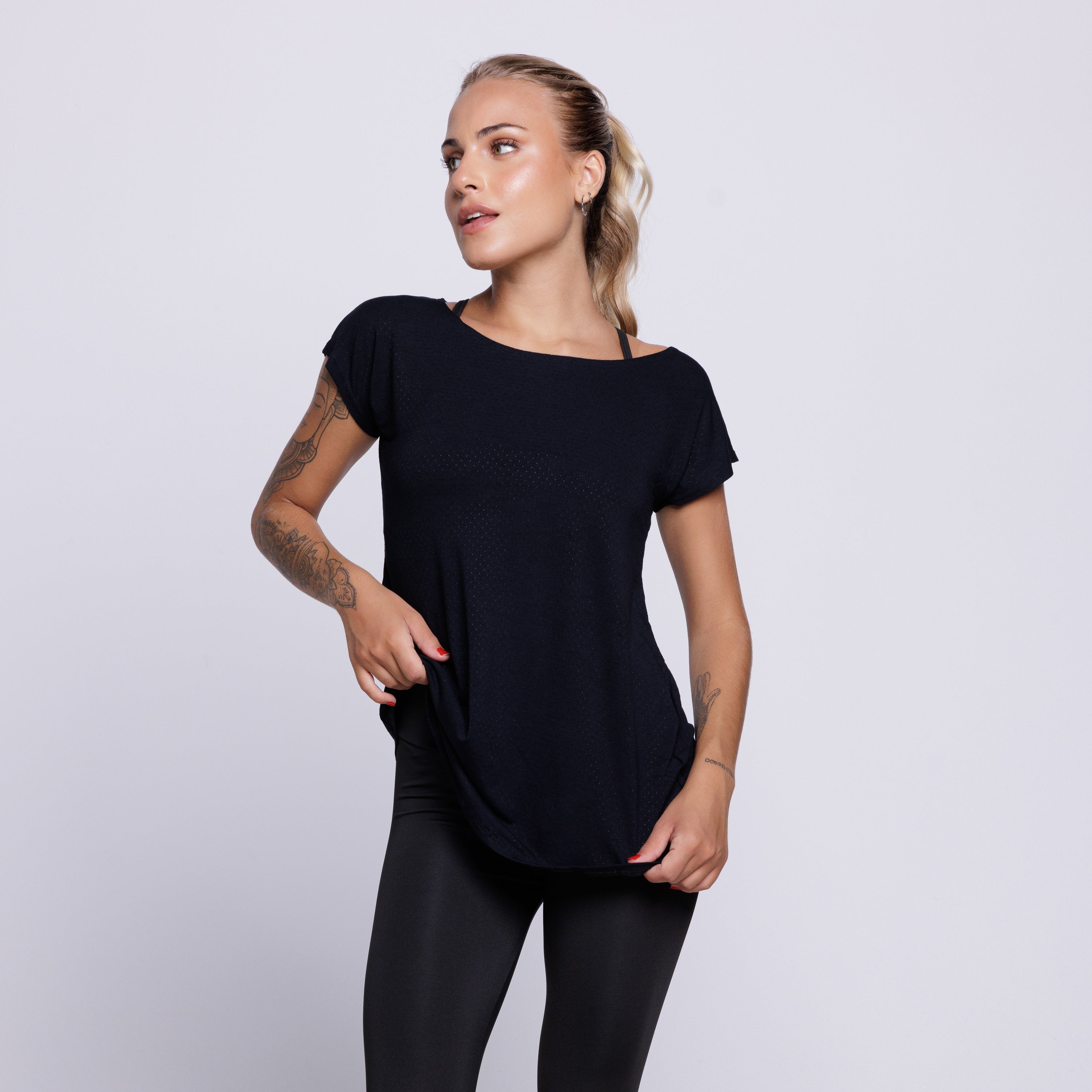 Blusa Fitness Furadinha Preto - VEKYO