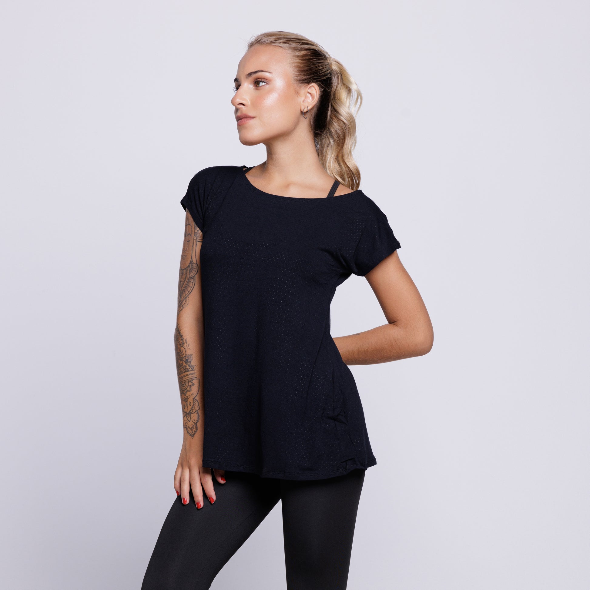 Blusa Fitness Furadinha Preto - VEKYO