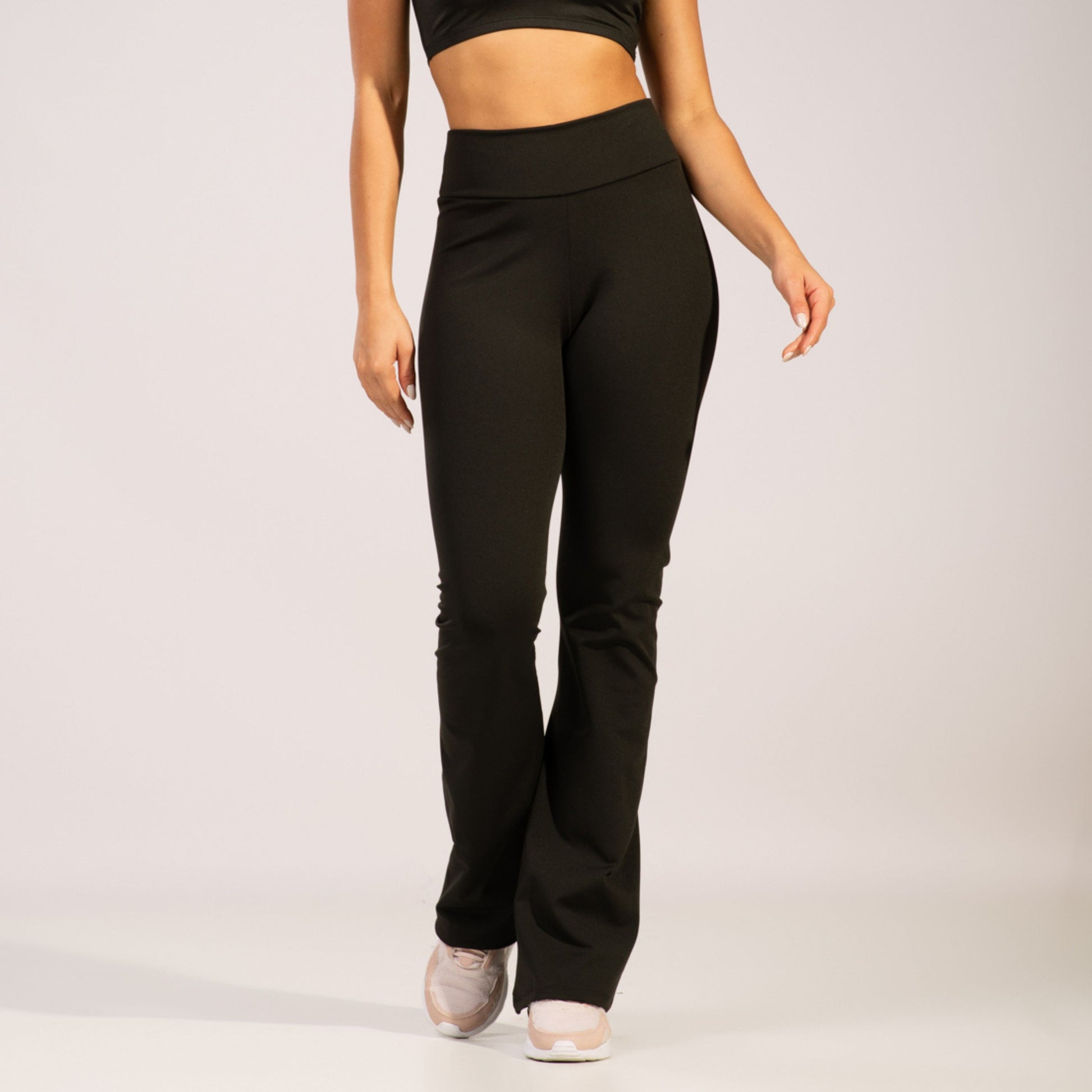 Calça Flare Peluciada Bailarina Preto - VEKYO