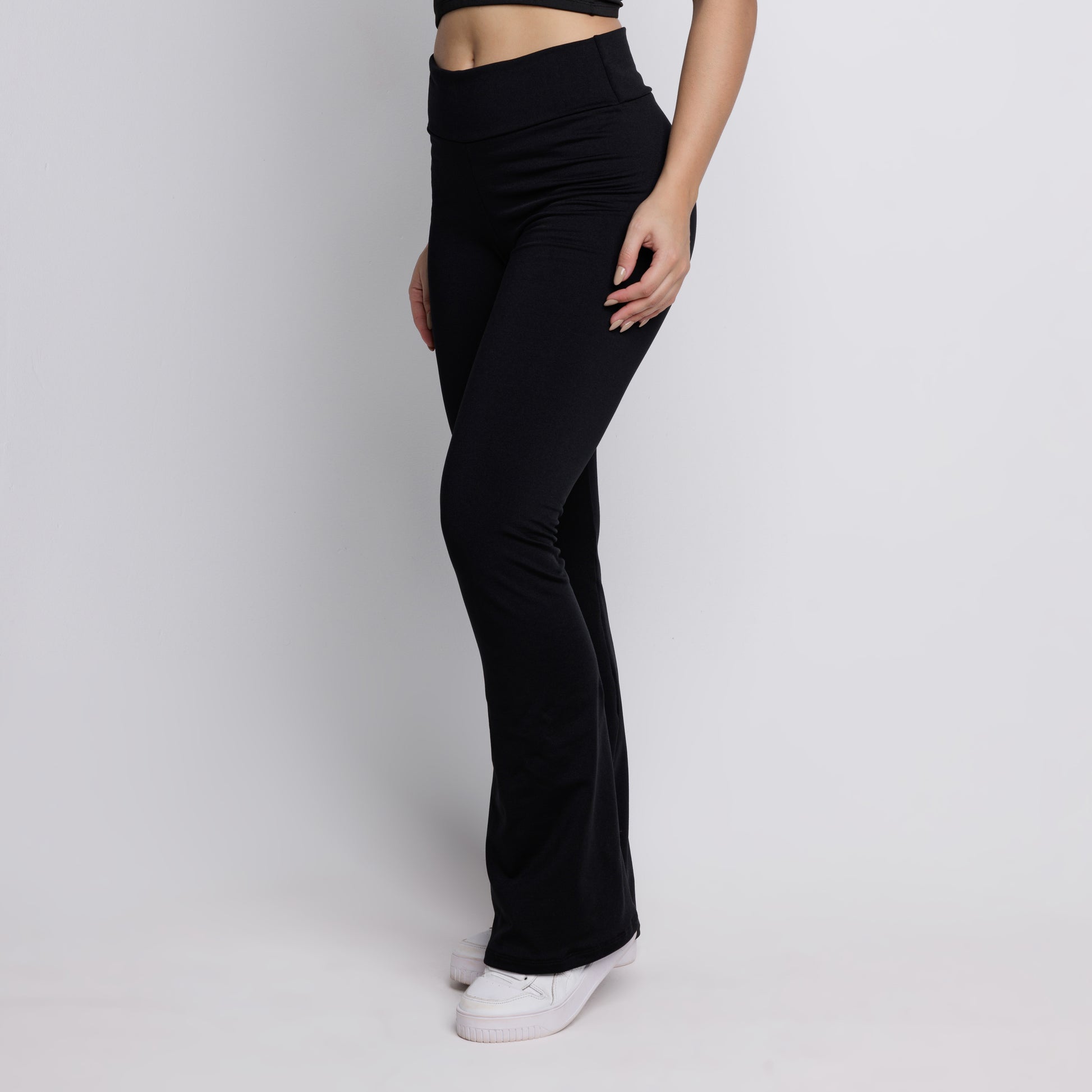 Calça Flare Peluciada Bailarina Preto - VEKYO