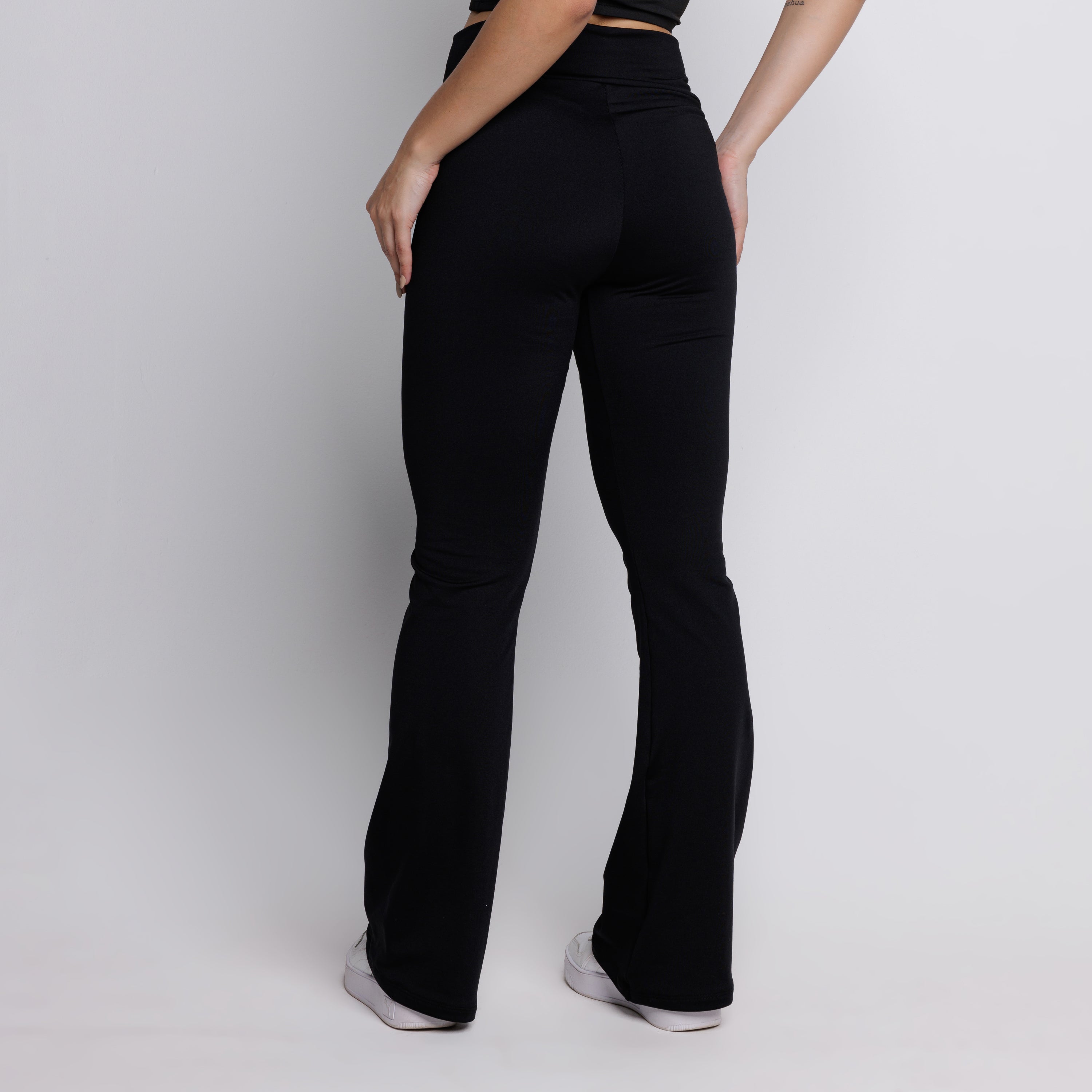 Calça Flare Peluciada Bailarina Preto - VEKYO