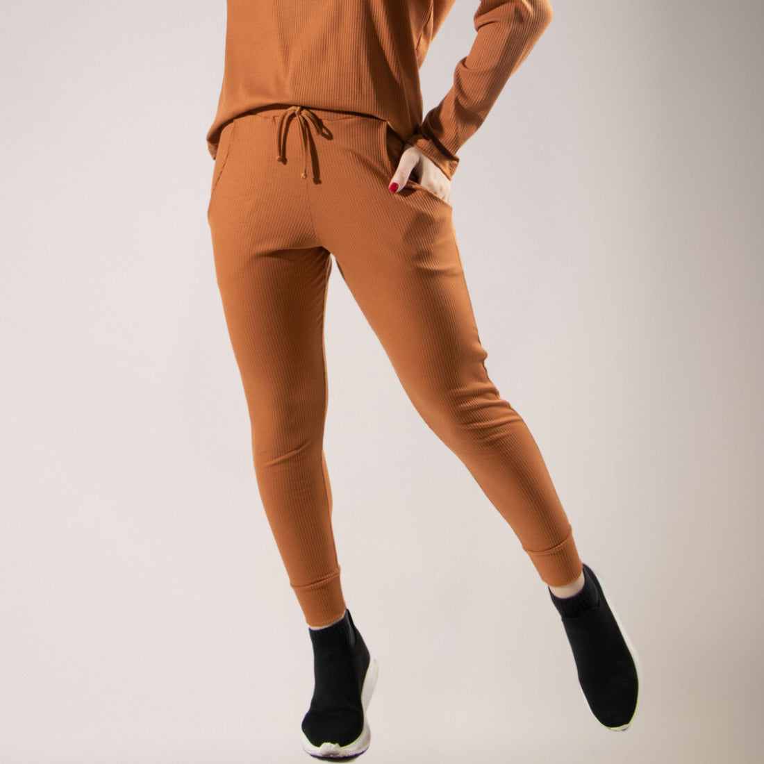 Calça Jogger Comfy Canelada Feminina Com Bolso Caramelo - VEKYO