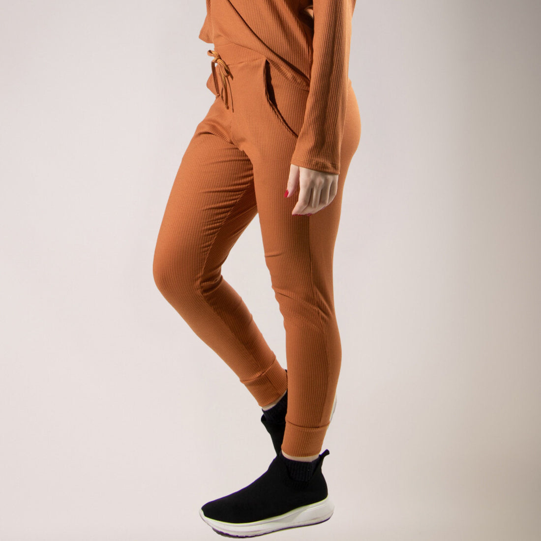 Calça Jogger Comfy Canelada Feminina Com Bolso Caramelo - VEKYO