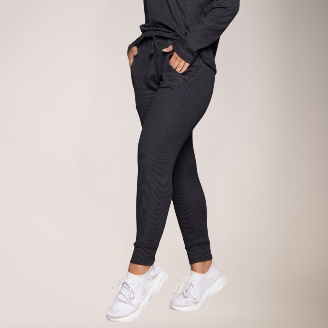 Calça Jogger Comfy Canelada Feminina Com Bolso Preto - VEKYO
