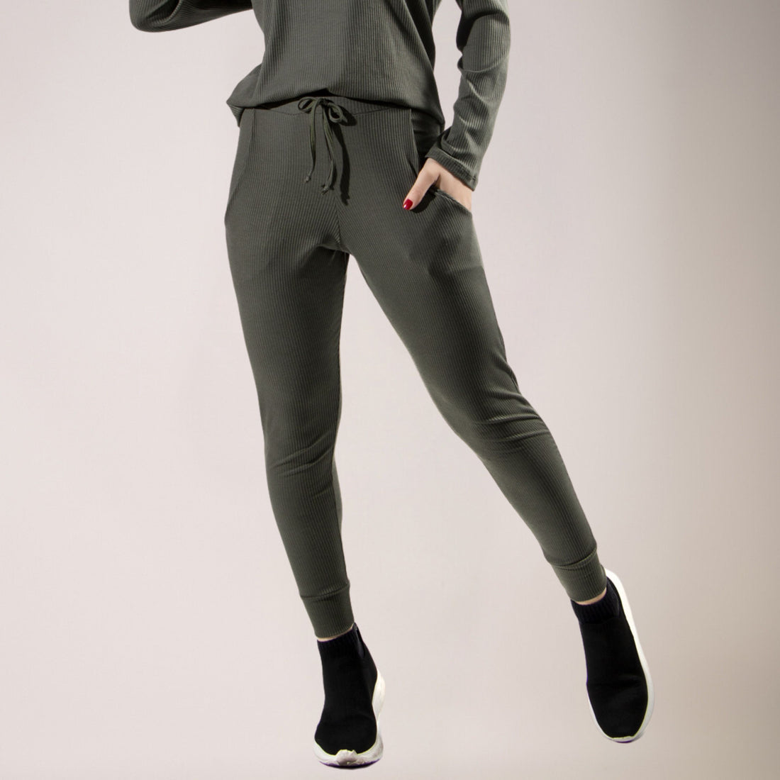 Calça Jogger Comfy Canelada Feminina Com Bolso Verde - VEKYO