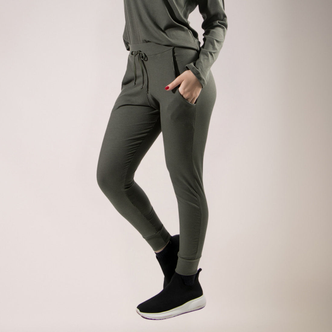 Calça Jogger Comfy Canelada Feminina Com Bolso Verde - VEKYO