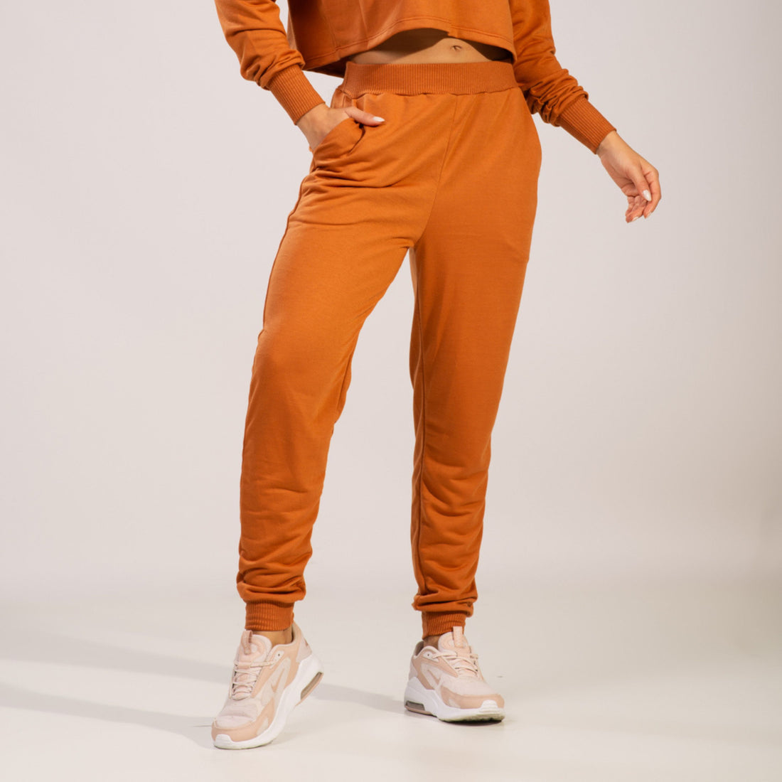 Calça Moletinho Jogger Com Elástico e Bolsos Caramelo - VEKYO