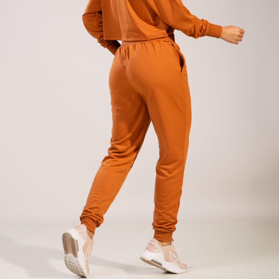 Calça Moletinho Jogger Com Elástico e Bolsos Caramelo - VEKYO