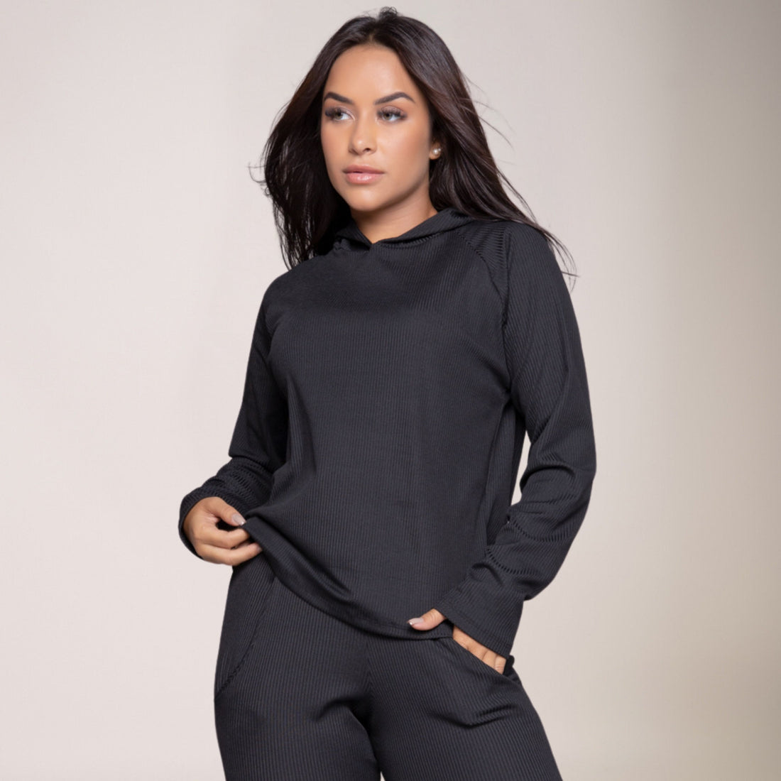 Casaco Feminino Canelada Com Capuz Comfy Preto - VEKYO