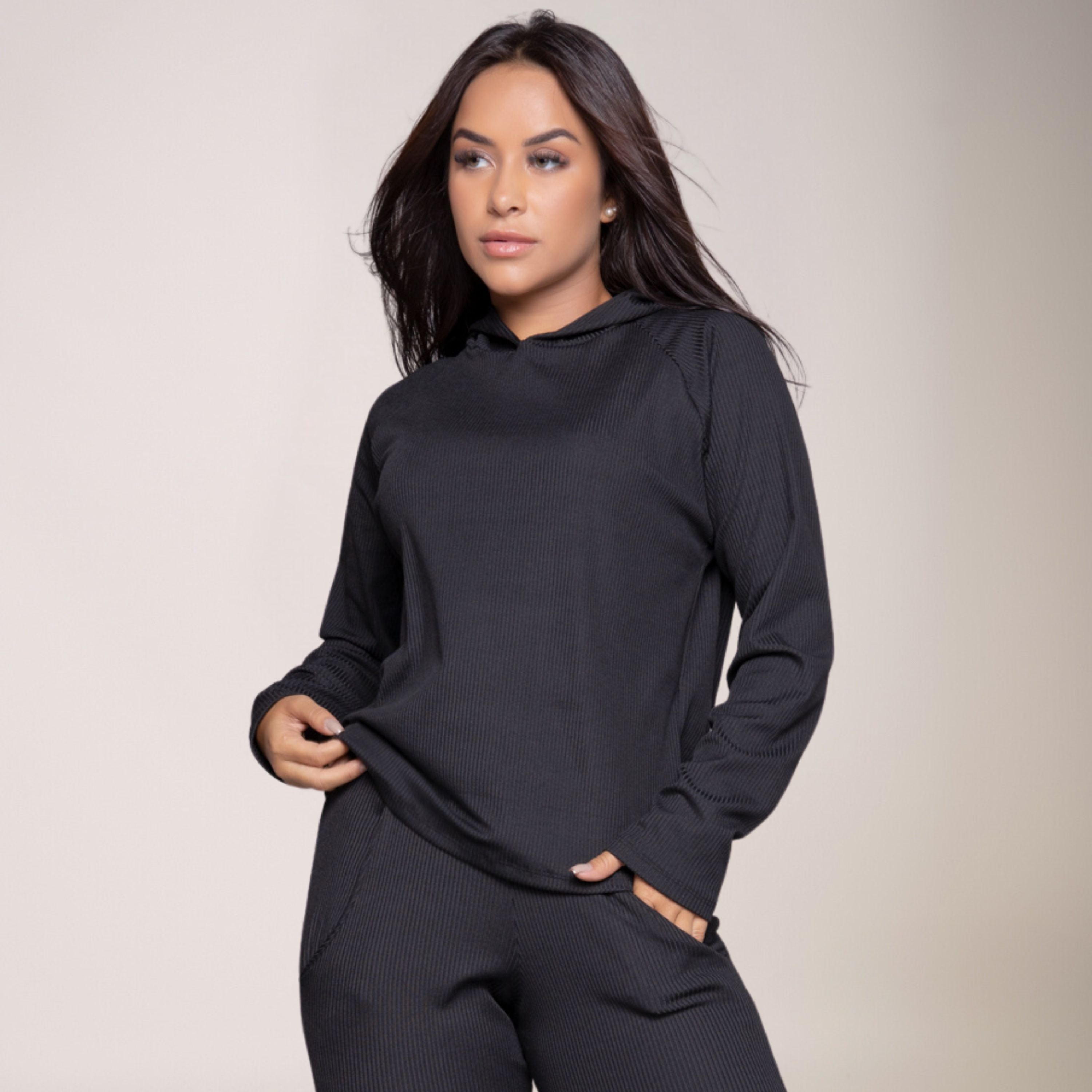 Casaco Feminino Canelada Com Capuz Comfy Preto - VEKYO