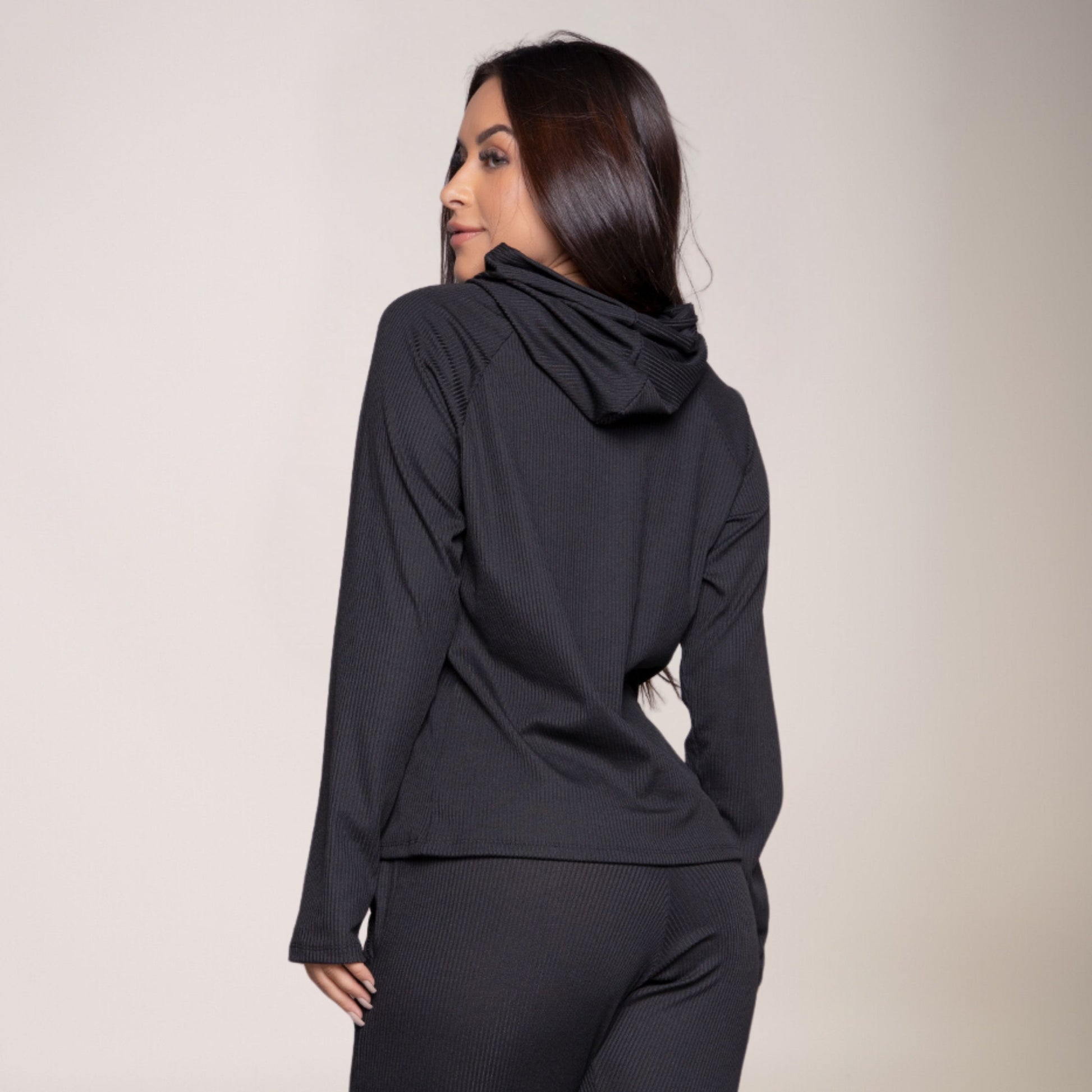 Casaco Feminino Canelada Com Capuz Comfy Preto - VEKYO