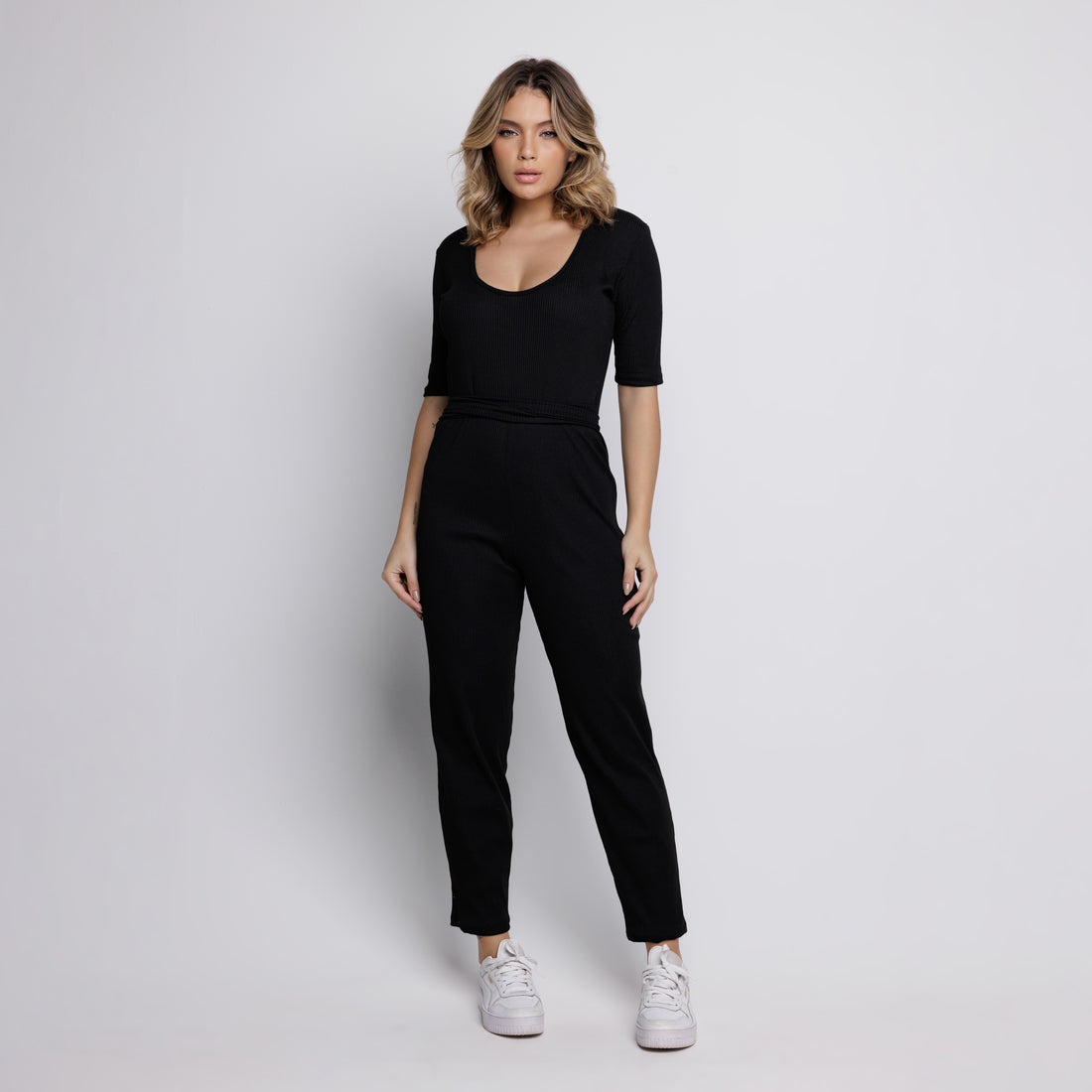 Macacão Canelado Manga Curta Preto - VEKYO