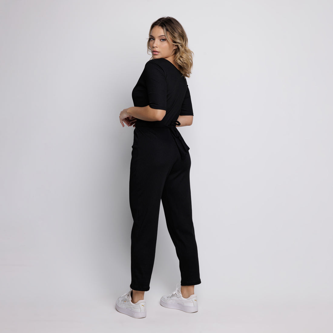 Macacão Canelado Manga Curta Preto - VEKYO