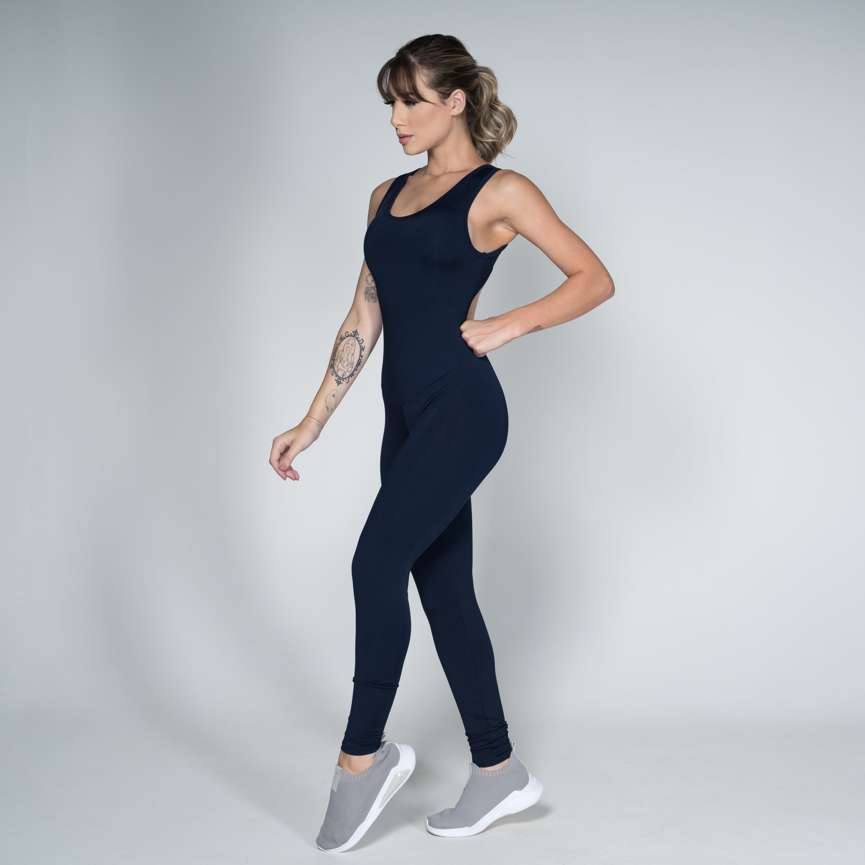 Macacão Suplex Liso Sem Bojo Costa Nua Marinho - VEKYO