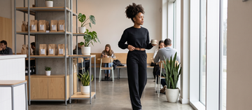 Como usar a calça wide leg preta em looks casuais e elegantes no dia a dia?
