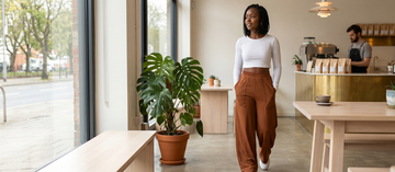 Calça Wide Leg Pantalona Cintura Alta Bolso Moletinho Marrom: como usar no outono 2026 e montar looks elegantes sem abrir mão do conforto