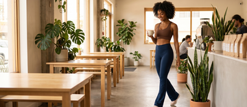 Calça Flare Peluciada Bailarina Marinho: como montar looks elegantes e quentinhos sem perder a silhueta