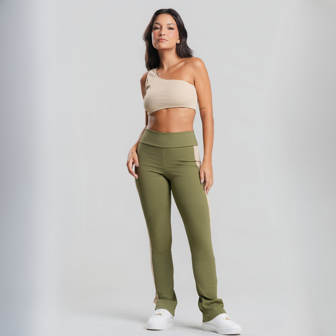 Conjunto Top Ombro Só e Calça Flare Bicolor Canelada Bege e Verde - VEKYO