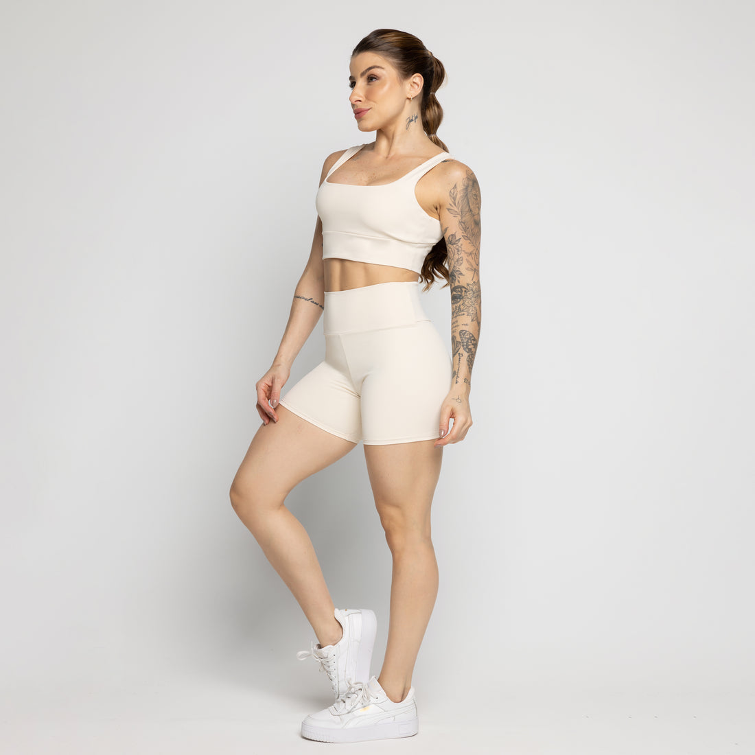 Conjunto Feminino Fitness Top e Short Not So Basic Off White