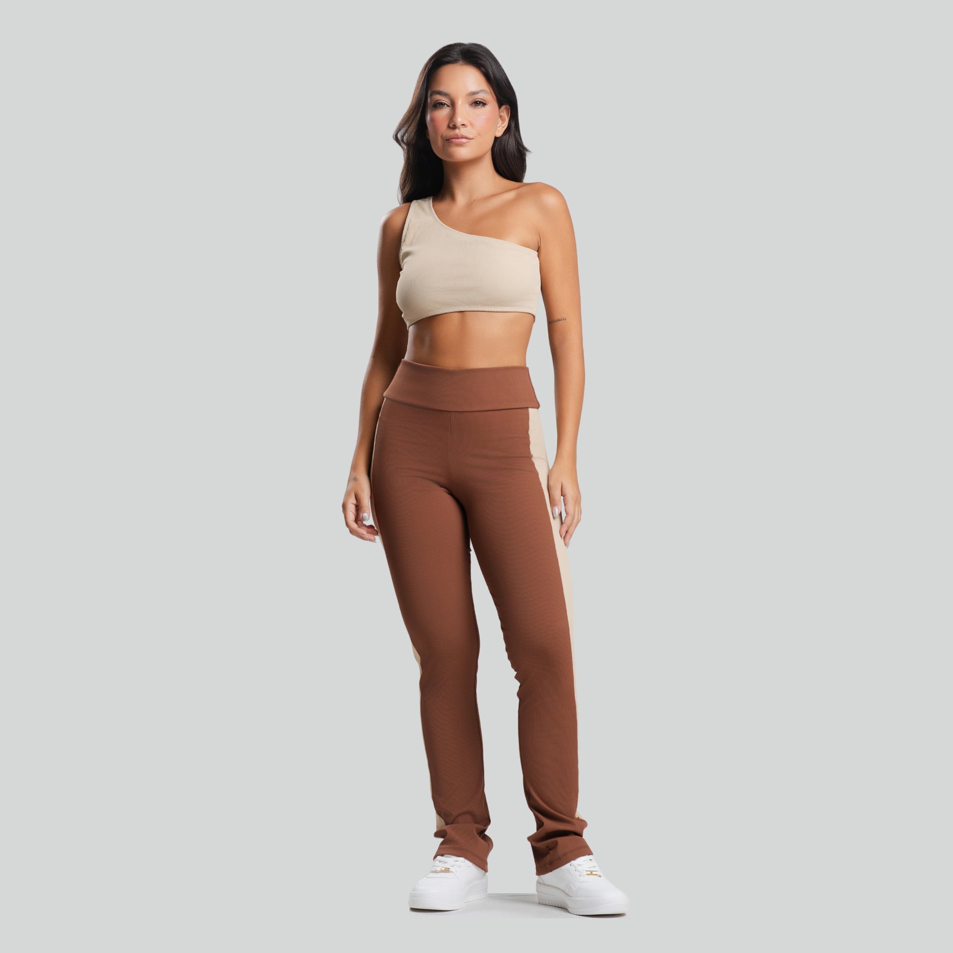 Conjunto Top Ombro Só e Calça Flare Bicolor Canelada Marrom e Bege - VEKYO