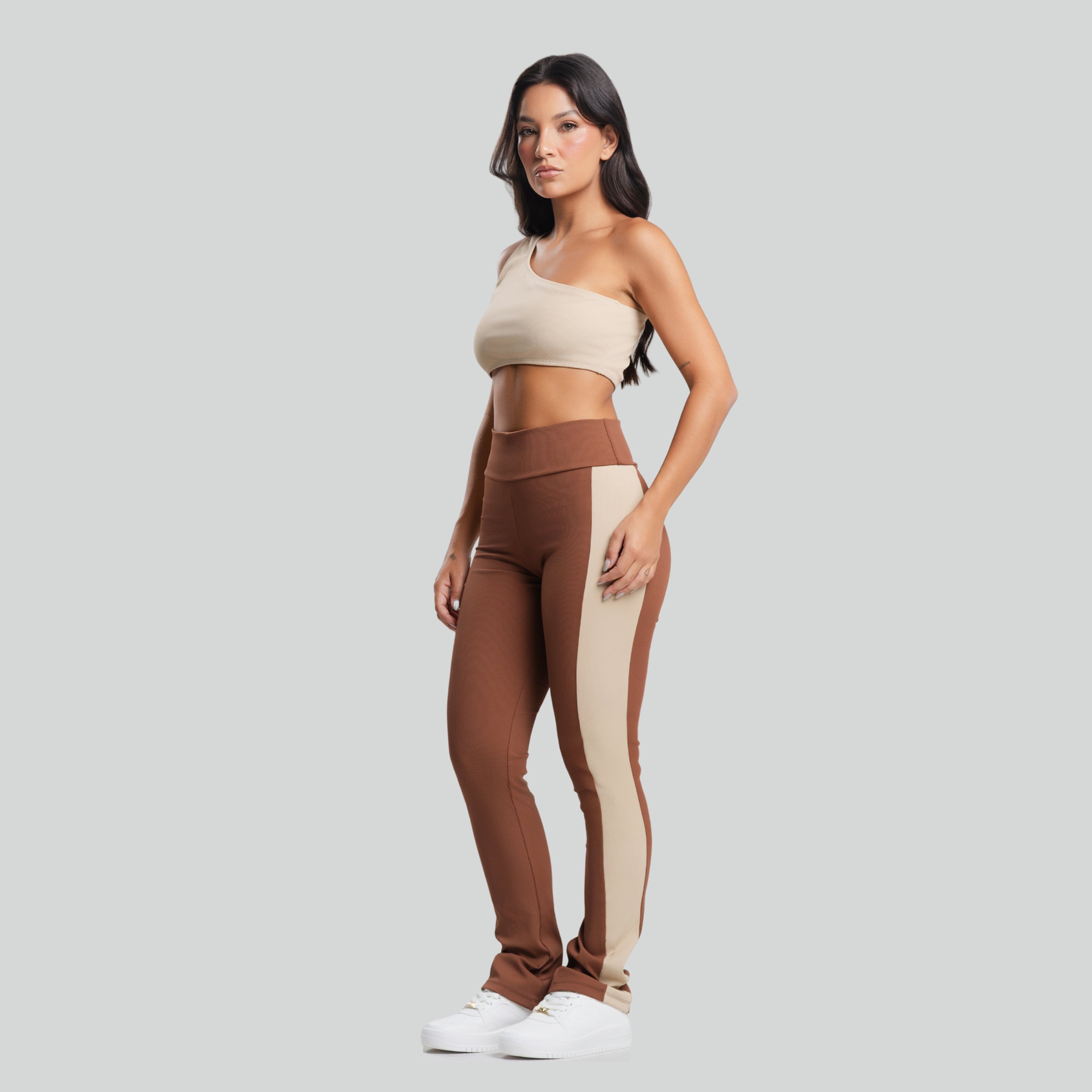 Conjunto Top Ombro Só e Calça Flare Bicolor Canelada Marrom e Bege - VEKYO