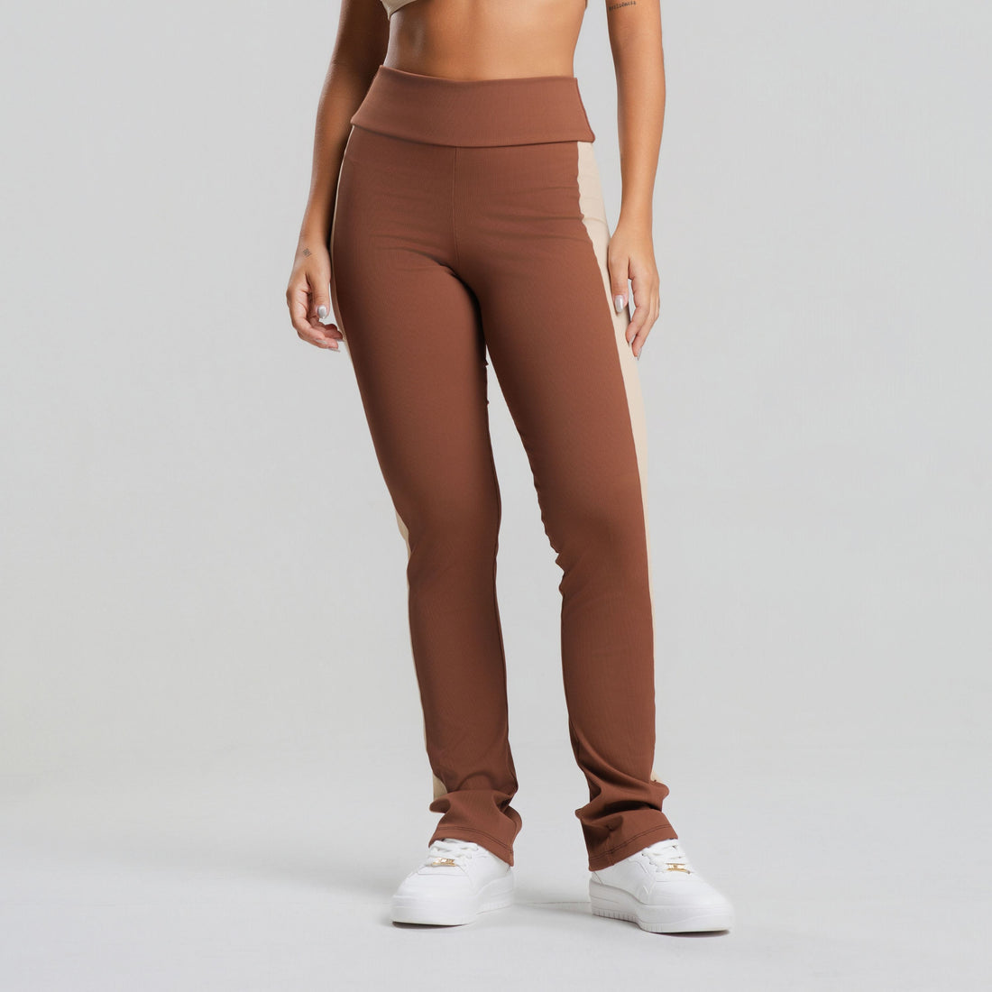 Calça Flare Canelada Bicolor Marrom - VEKYO