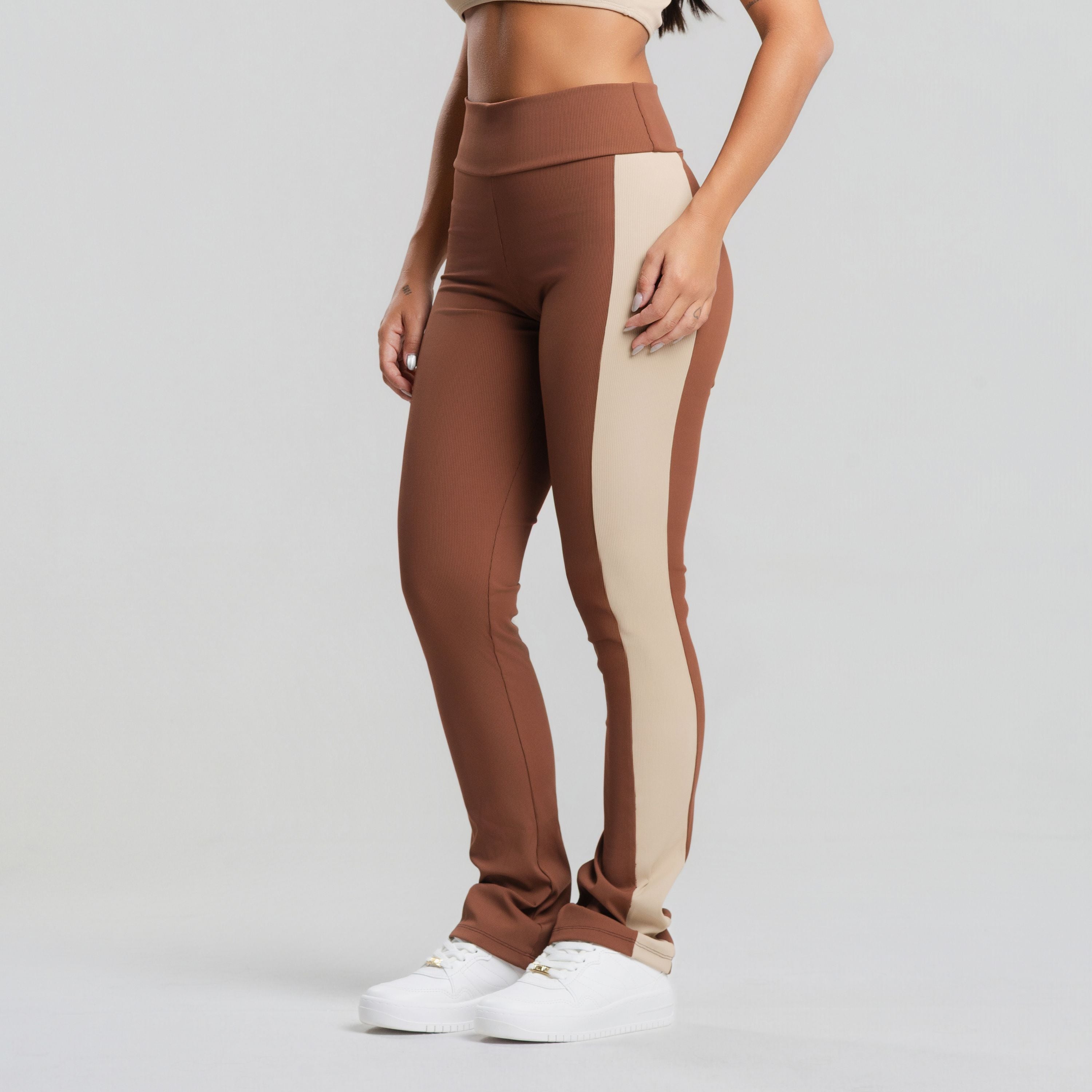 Calça Flare Canelada Bicolor Marrom - VEKYO
