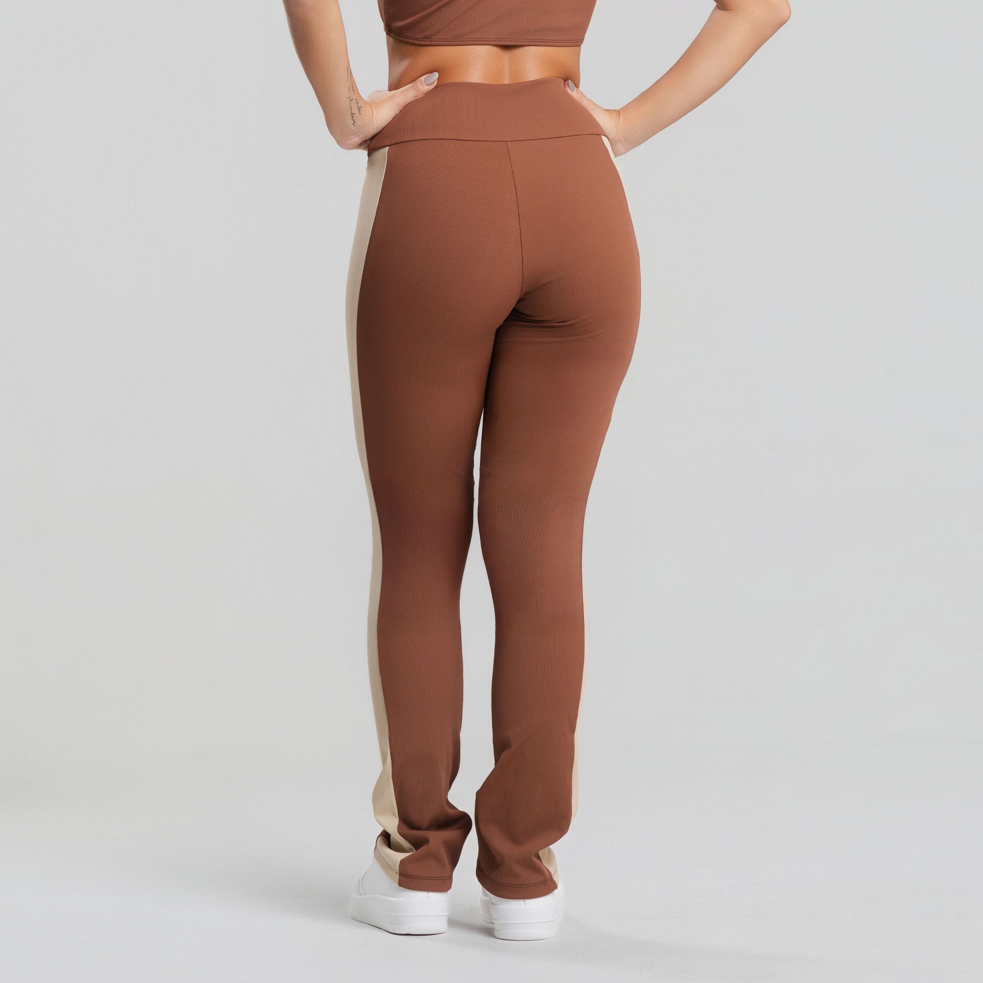 Calça Flare Canelada Bicolor Marrom - VEKYO