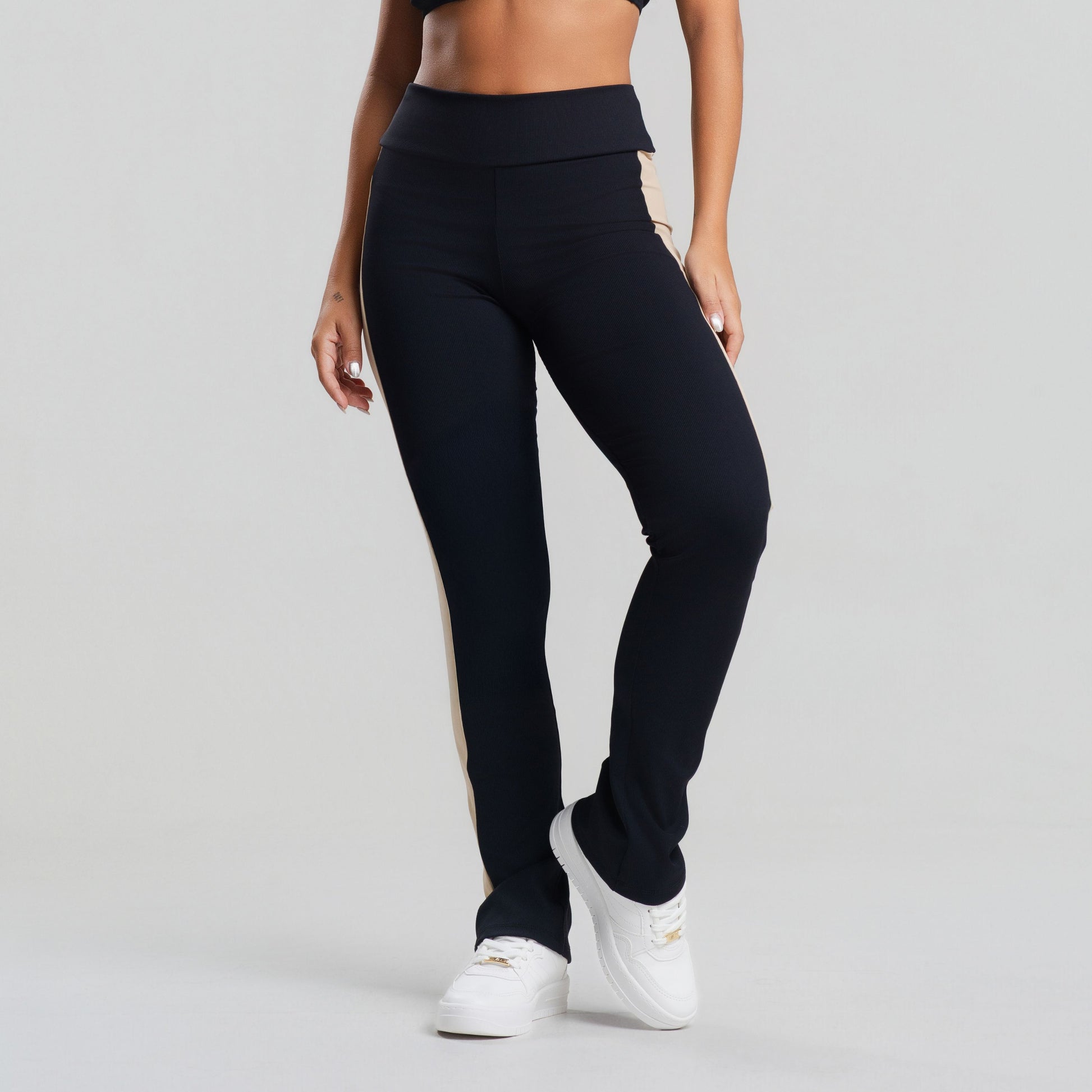Calça Flare Canelada Bicolor Preta - VEKYO
