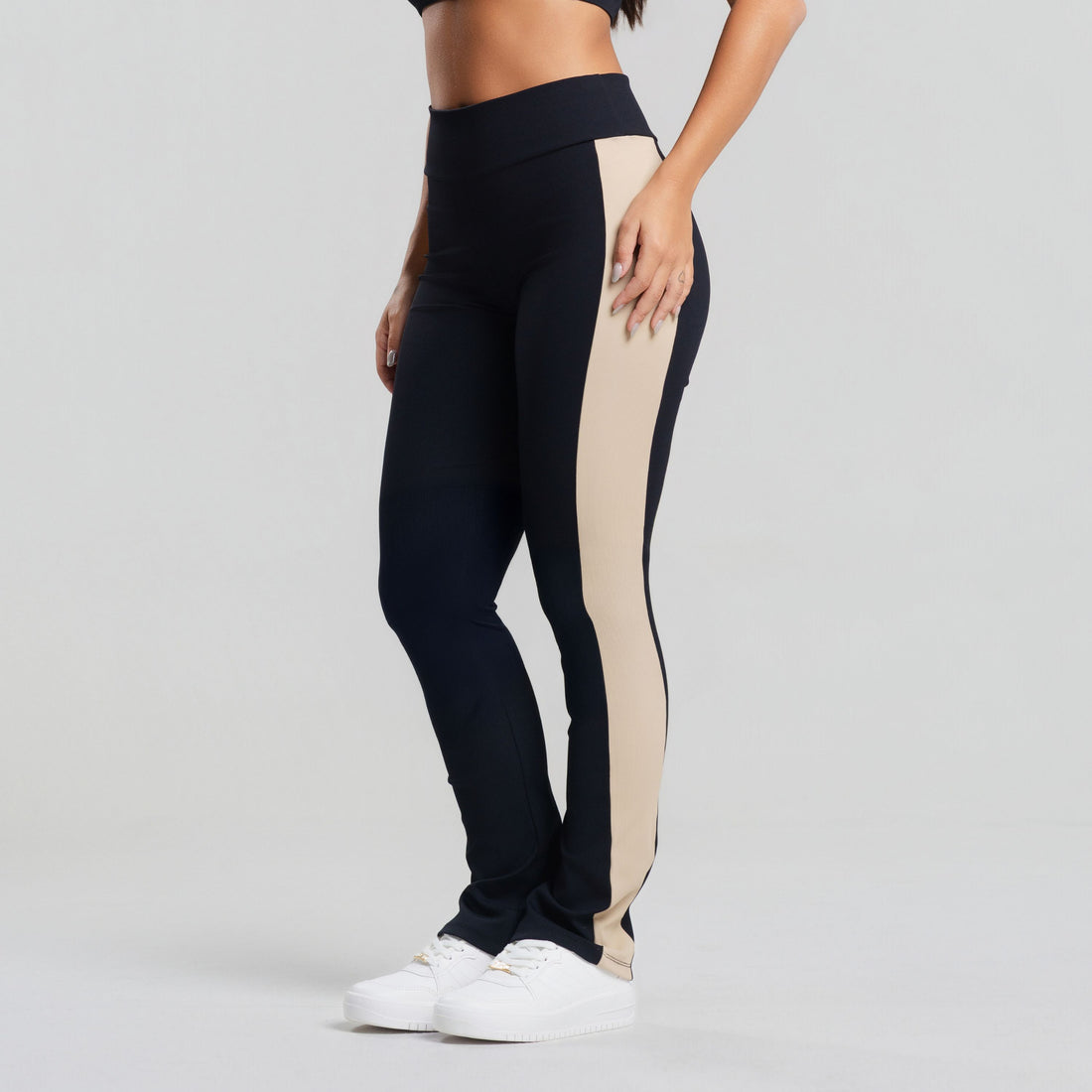 Calça Flare Canelada Bicolor Preta - VEKYO