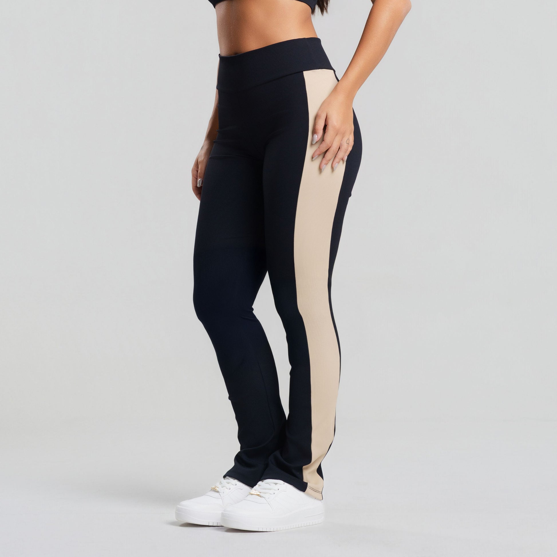 Calça Flare Canelada Bicolor Preta - VEKYO
