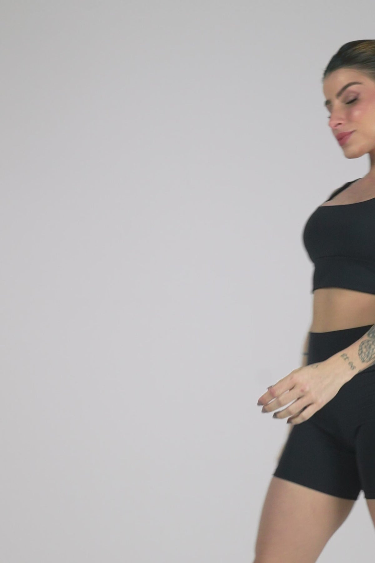 Conjunto Feminino Fitness Top e Short Not So Basic Preto