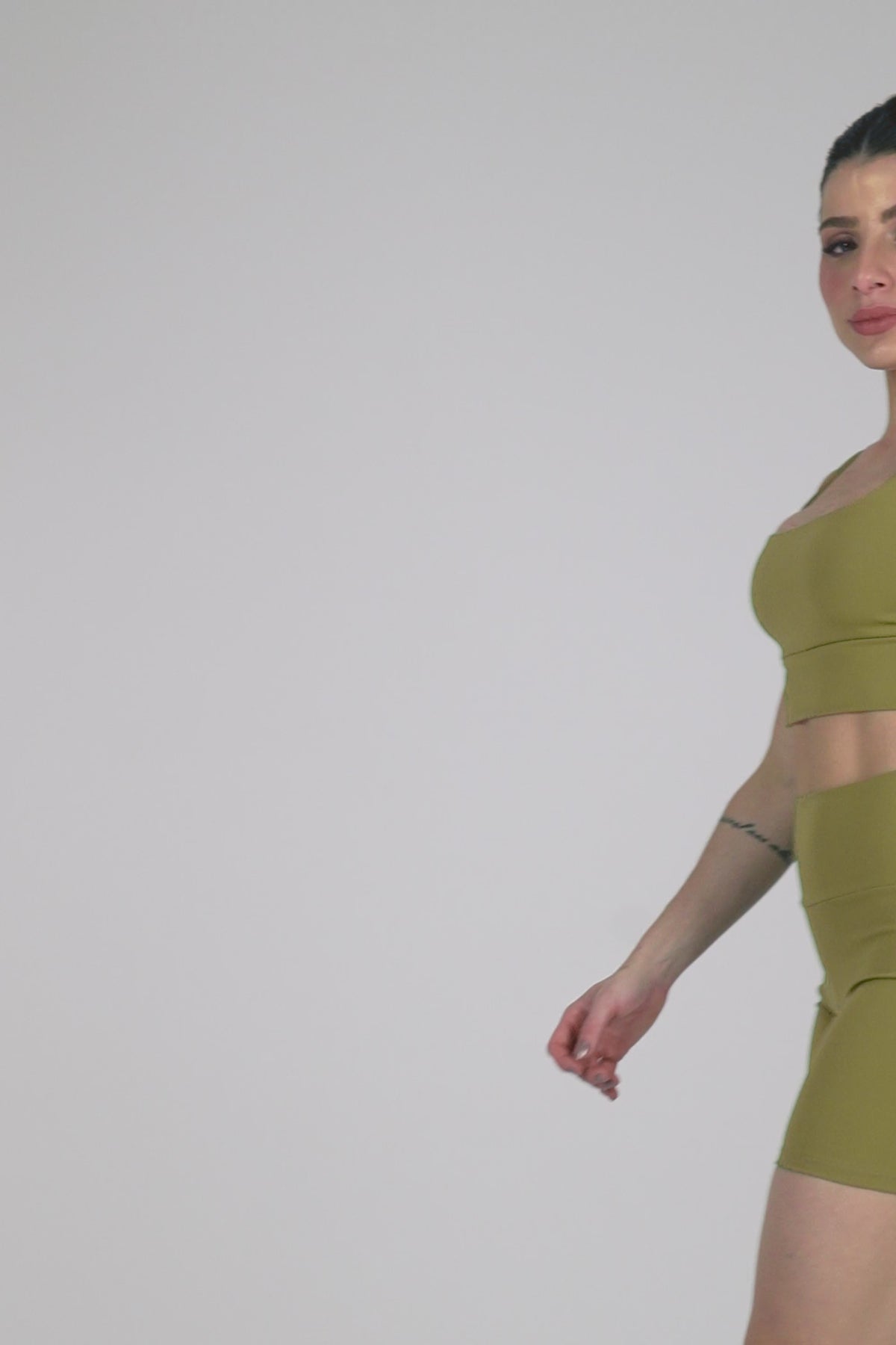Conjunto Feminino Fitness Top e Short Not So Basic Verde