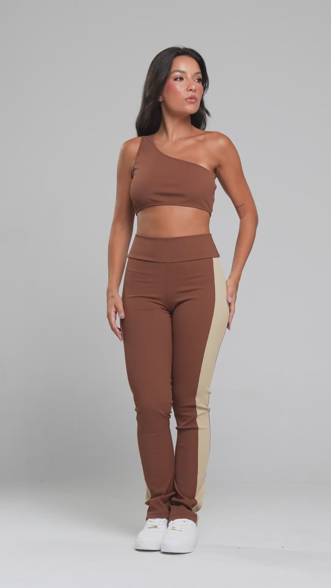 Conjunto Top Ombro Só e Calça Flare Bicolor Canelada Marrom