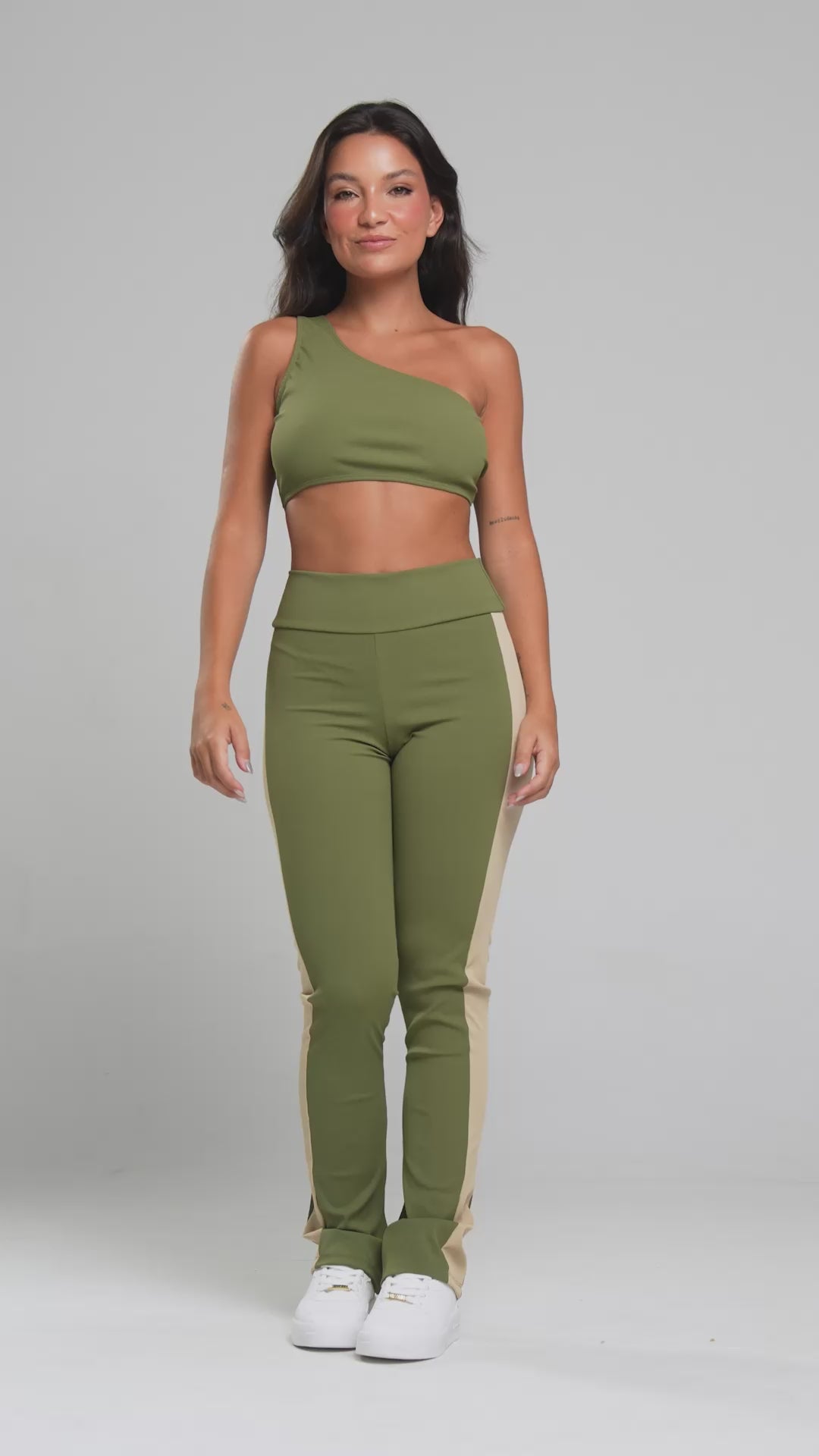 Conjunto Top Ombro Só e Calça Flare Bicolor Canelada Bege e Verde