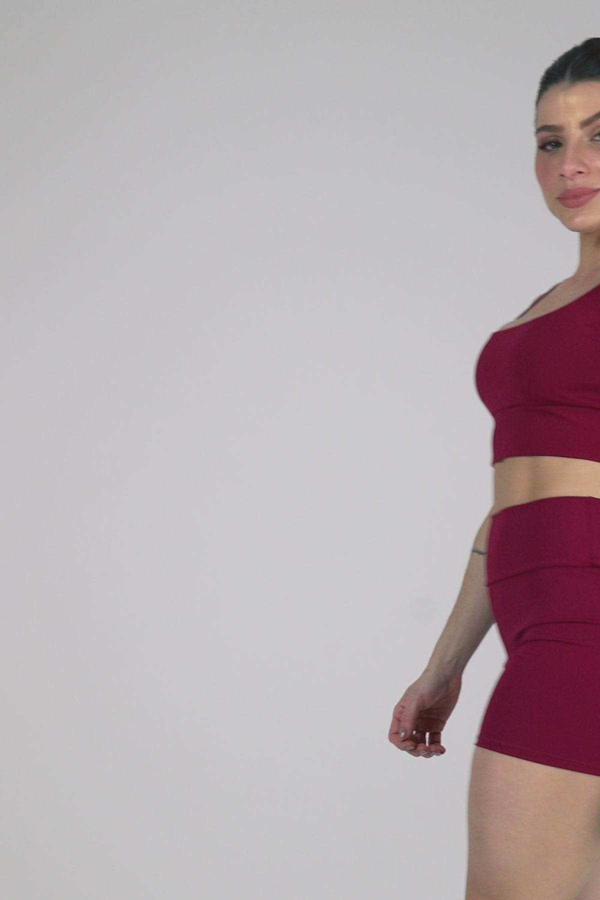 Conjunto Feminino Fitness Top e Short Not So Basic Vinho