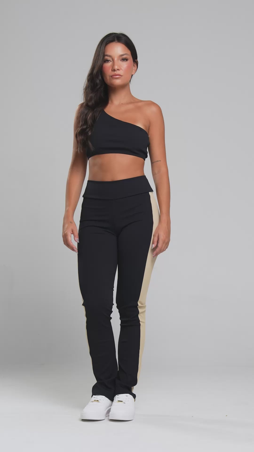 Conjunto Top Ombro Só e Calça Flare Bicolor Canelada Preto