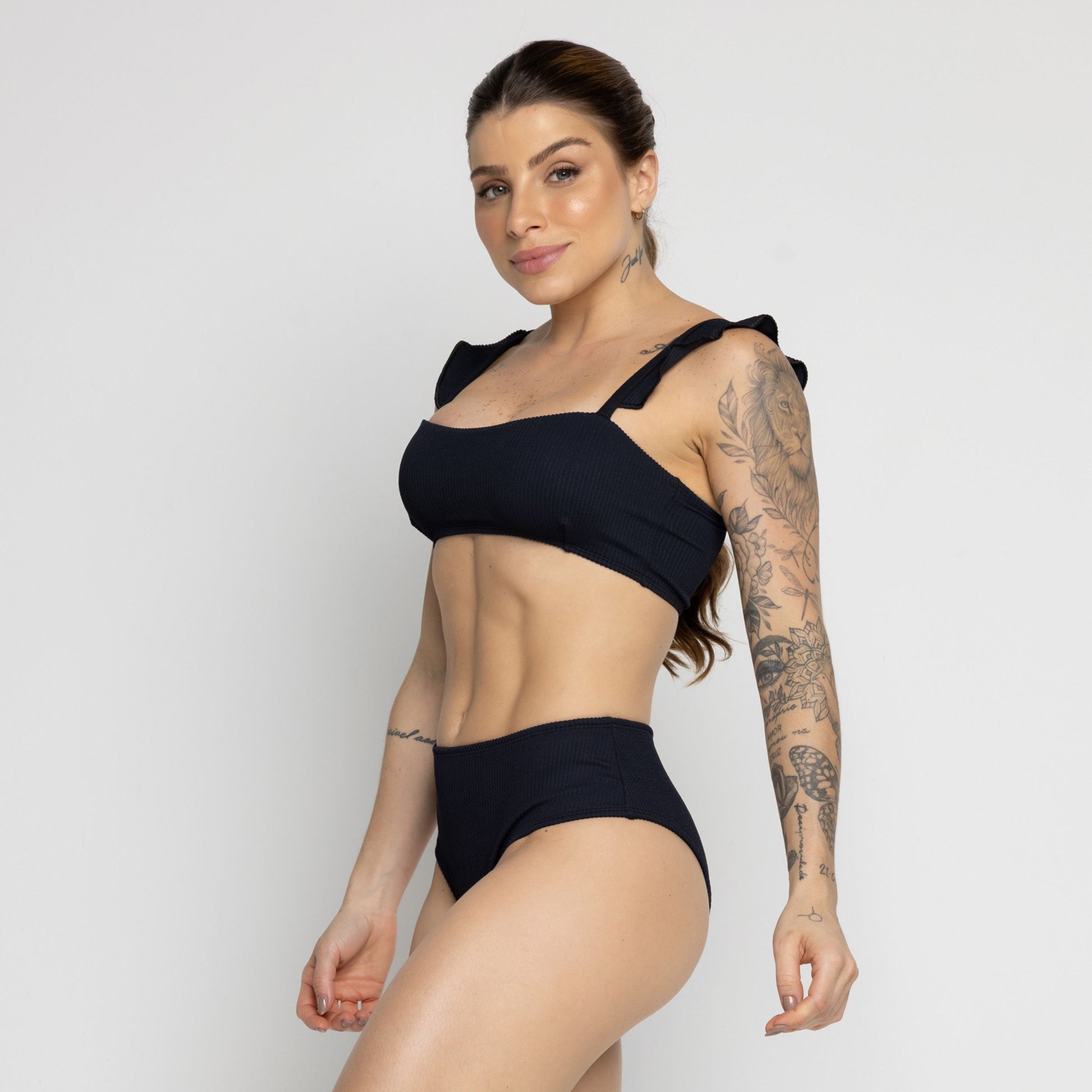 Biquíni Hot Pants Texturizado Com Babado Preto - VEKYO