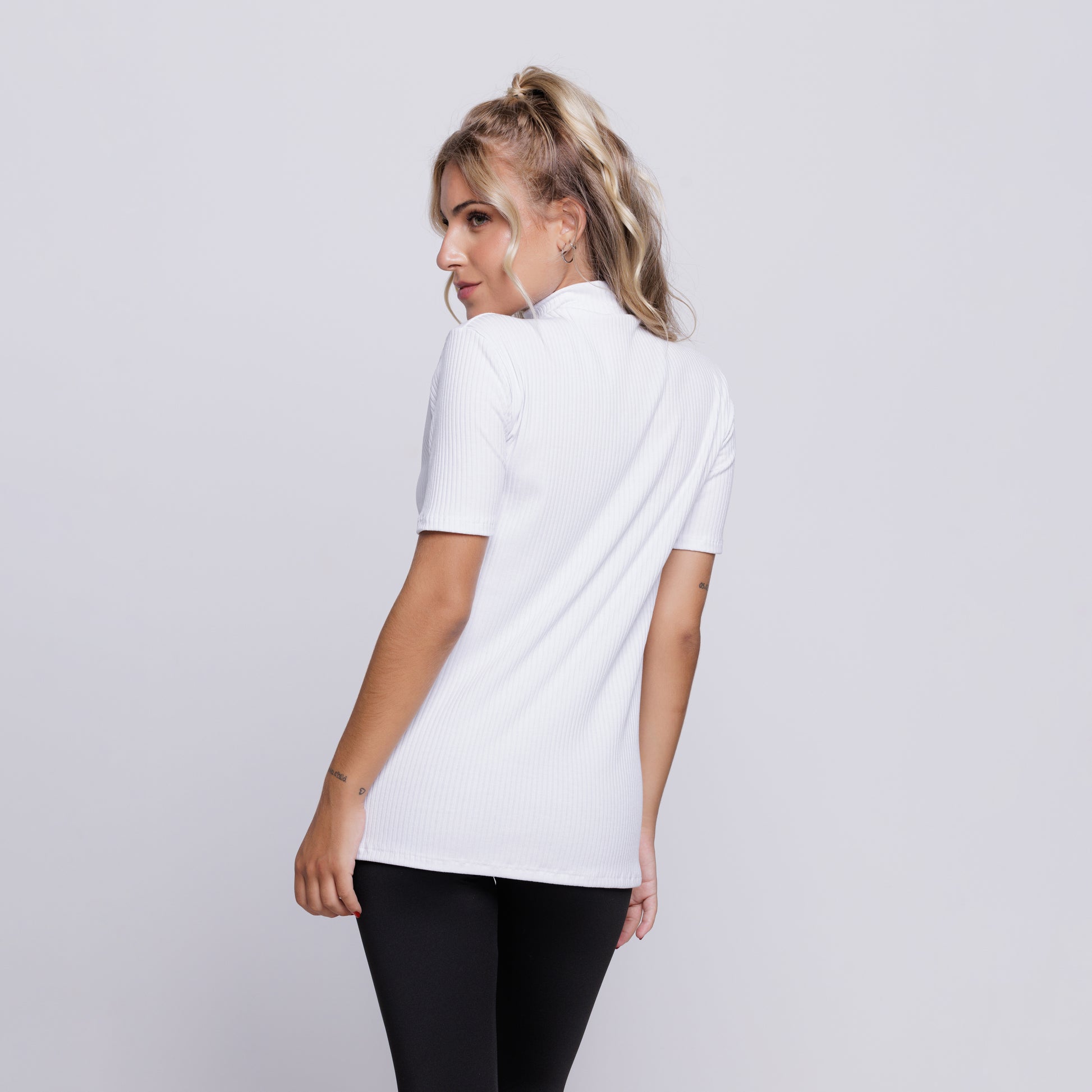 Blusa Canelada Gola Alta Manga Curta Branco - VEKYO