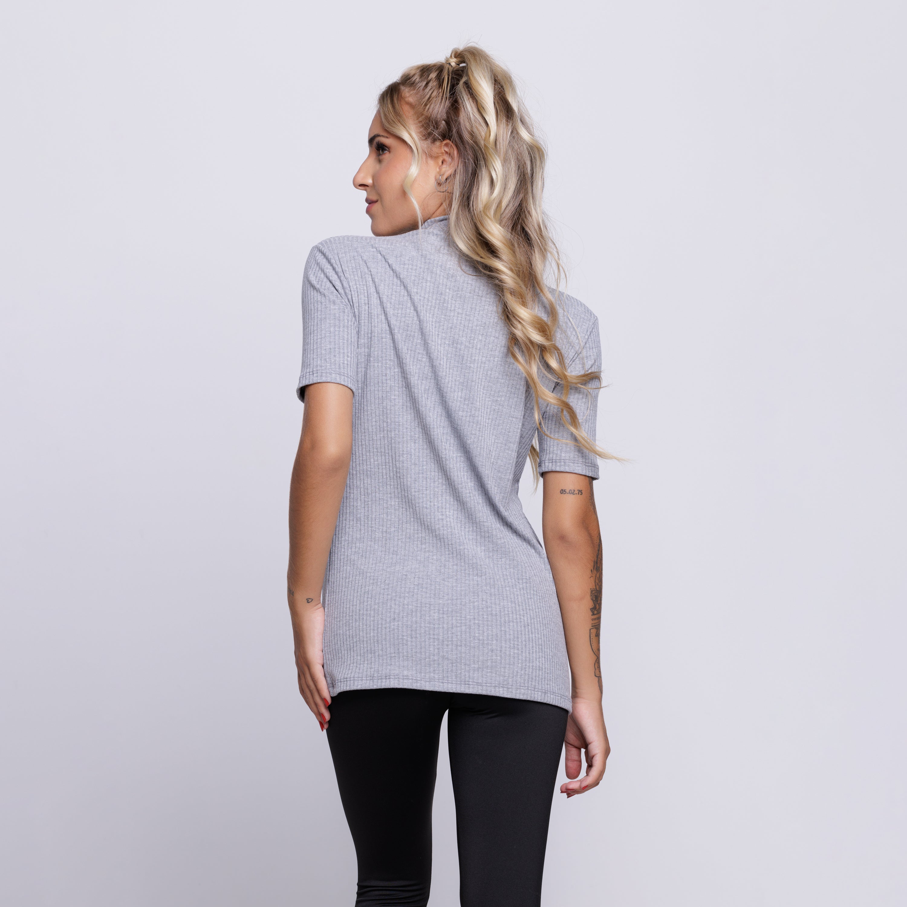 Blusa Canelada Gola Alta Manga Curta Cinza - VEKYO