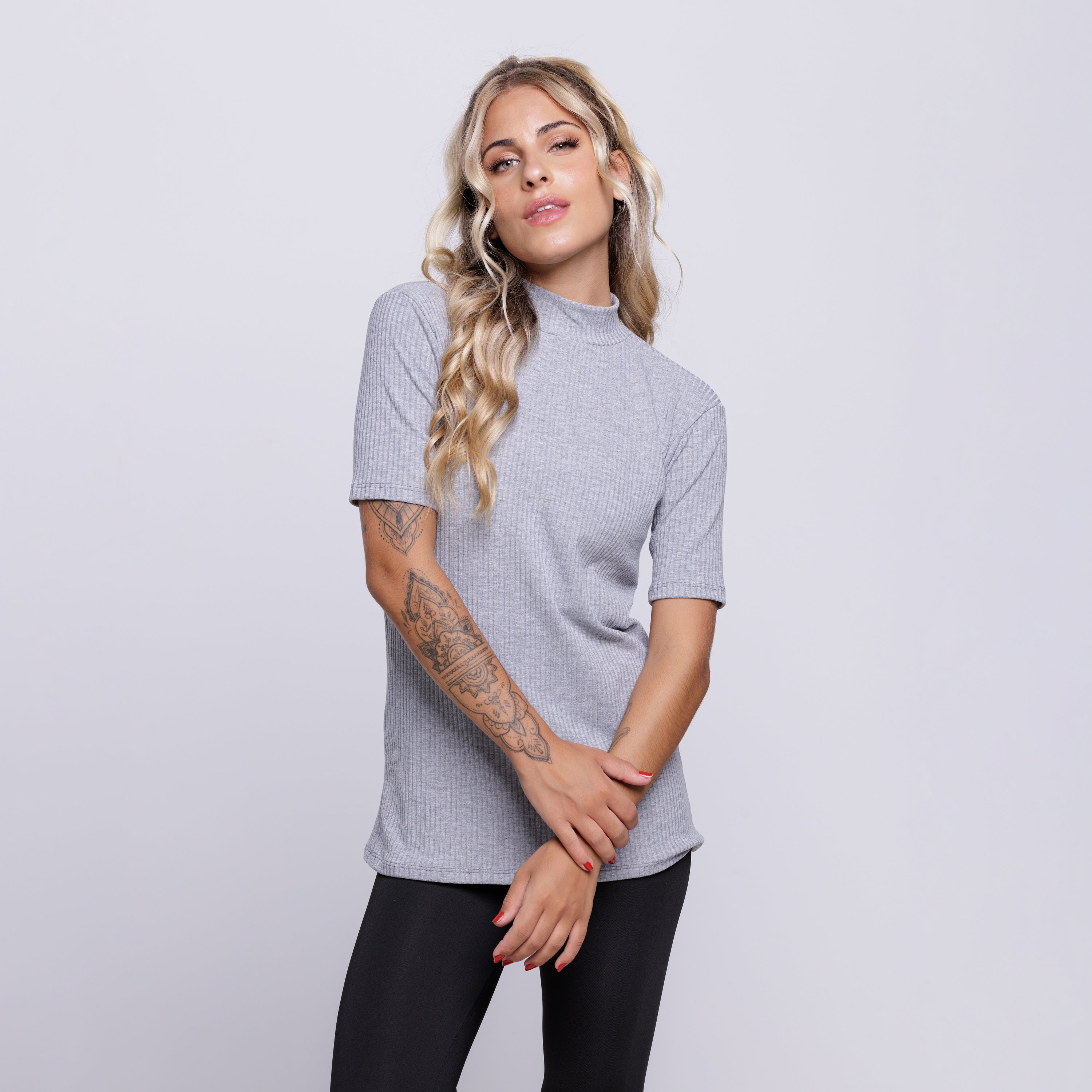 Blusa Canelada Gola Alta Manga Curta Cinza - VEKYO