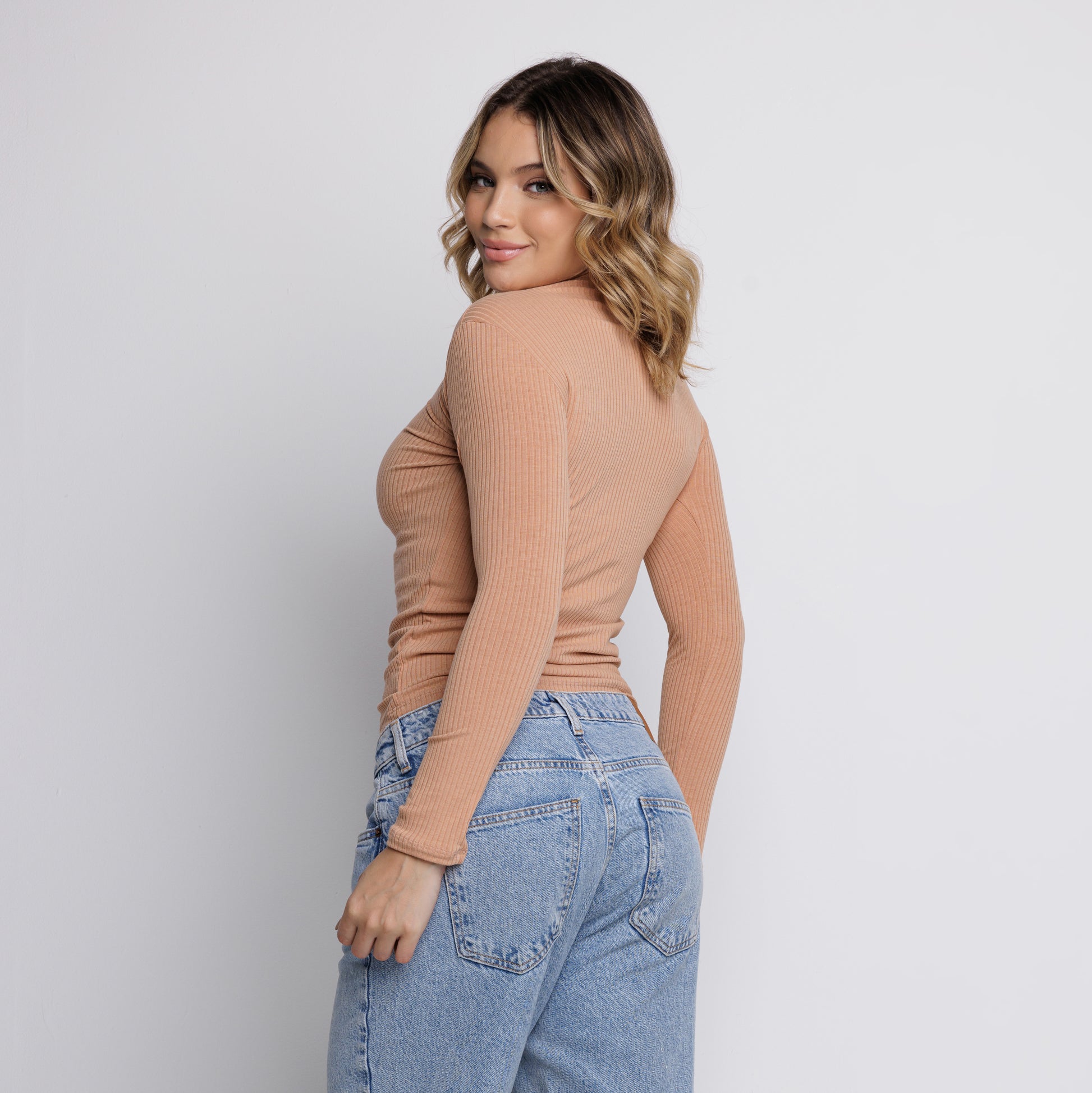 Blusa Canelada Gola Alta Manga Longa Bege - VEKYO